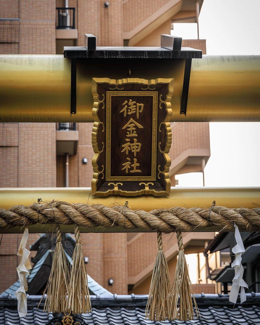SHOCK EYEさんのインスタグラム写真 - (SHOCK EYEInstagram)「京都の街中に突如現れる金の鳥居⛩ その名も御金神社✨✨ なんともストレートで縁起の良い名前＾＾ とっても御利益ありそうだね。  数年前にいただいた福財布、今でも大切に持ってるよ＾＾  #御金神社 #金運 #京都 #kyoto」4月8日 23時54分 - shockeye_official