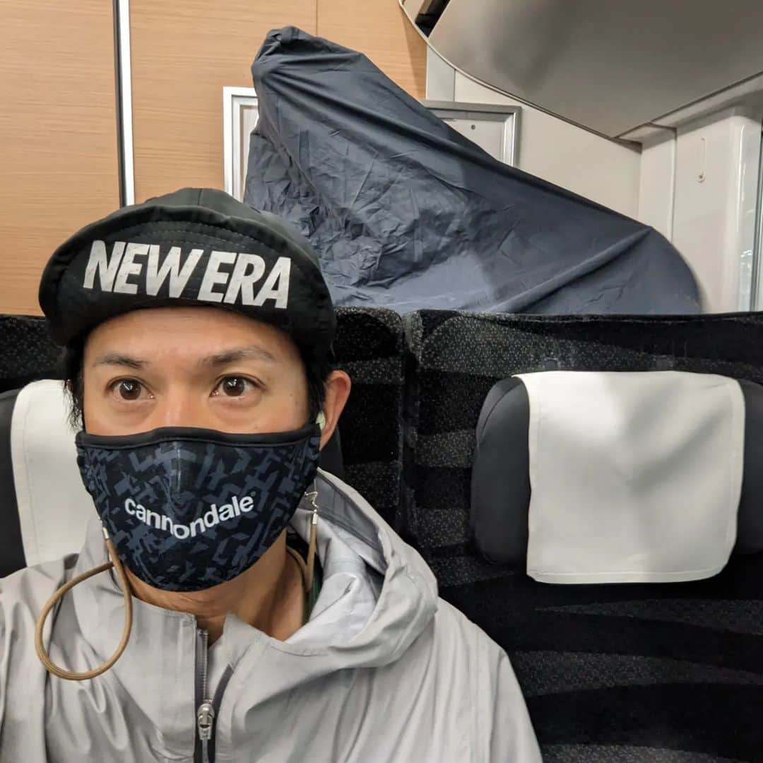 山下晃和さんのインスタグラム写真 - (山下晃和Instagram)「【TRAVEL】明日のイベントのために福島県はいわき市に来ました  ホテルB4Tは寝台列車みたいでステキな空間です  BIKE&CAMP TOUHOKUの参加者を想定していろいろと走りました  キャンプ道具満載の輪行はそこそこヘビーですが、これが出来ればほぼ地球のどこへでも自転車旅できるようになりますね！ メキシコ🇲🇽からアルゼンチン🇦🇷まで自転車で走れるようになるかも、よ。  #輪行 #BIKEANDCAMP #自転車キャンプツーリング #旅 #品川駅 #ツーリング #自転車 #ソロキャンプ #cannondale #ridetopstone #トップストーン4 #topstone #グラベルバイク #グラベルロード」4月8日 23時49分 - travel_akikazoo