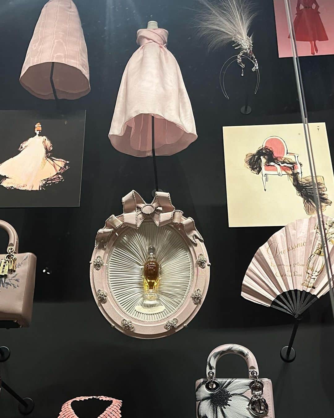 増澤璃凜子さんのインスタグラム写真 - (増澤璃凜子Instagram)「𝓒𝓱𝓻𝓲𝓼𝓽𝓲𝓪𝓷 𝓓𝓲𝓸𝓻  𝓓𝓮𝓼𝓲𝓰𝓷𝓮𝓻 𝓸𝓯 𝓓𝓻𝓮𝓪𝓶𝓼🦢🌸  開催発表されてからずっと楽しみでやっと行けた🥹 . 日本での展示という事で 桜の刺繍が施されたドレスが、 日本らしさとDiorらしさが美しく融合されてて、日本に生まれて良かったという気持ちになりました🫶🏻 Diorが田園風景からインスピレーション受けてるの、すっごく素敵だしすっごく納得で、頷きながら観てた🖼️ 海外の展示で観たDiorのドレスにまた再会出来るかな？と期待してたけど、会えず🥲どんだけあるんだ…全部見せてよ… . . Diorは財布、コスメ、香水、傘、お皿は持ってるけど、洋服、アクセ、バッグは持ってなくて、でもDior愛はレディディオール持ってる女子達に絶対負けないんだから…！（笑）という強い気持ちでコスメや香水を振りかけて行きました（笑） 少しずつ増やしていきたいです🫠 なかなかチケットとれなくて、行くの遅くなっちゃったけどマスクしなくて良かったからそれはそれで良かったかも…🤔 . はぁ、本当に行けて良かったです🤍 #dior #christiandiordesignerofdreams #designerofdreams #クリスチャンディオール夢のクチュリエ展」4月8日 23時52分 - ririkomasuzawa