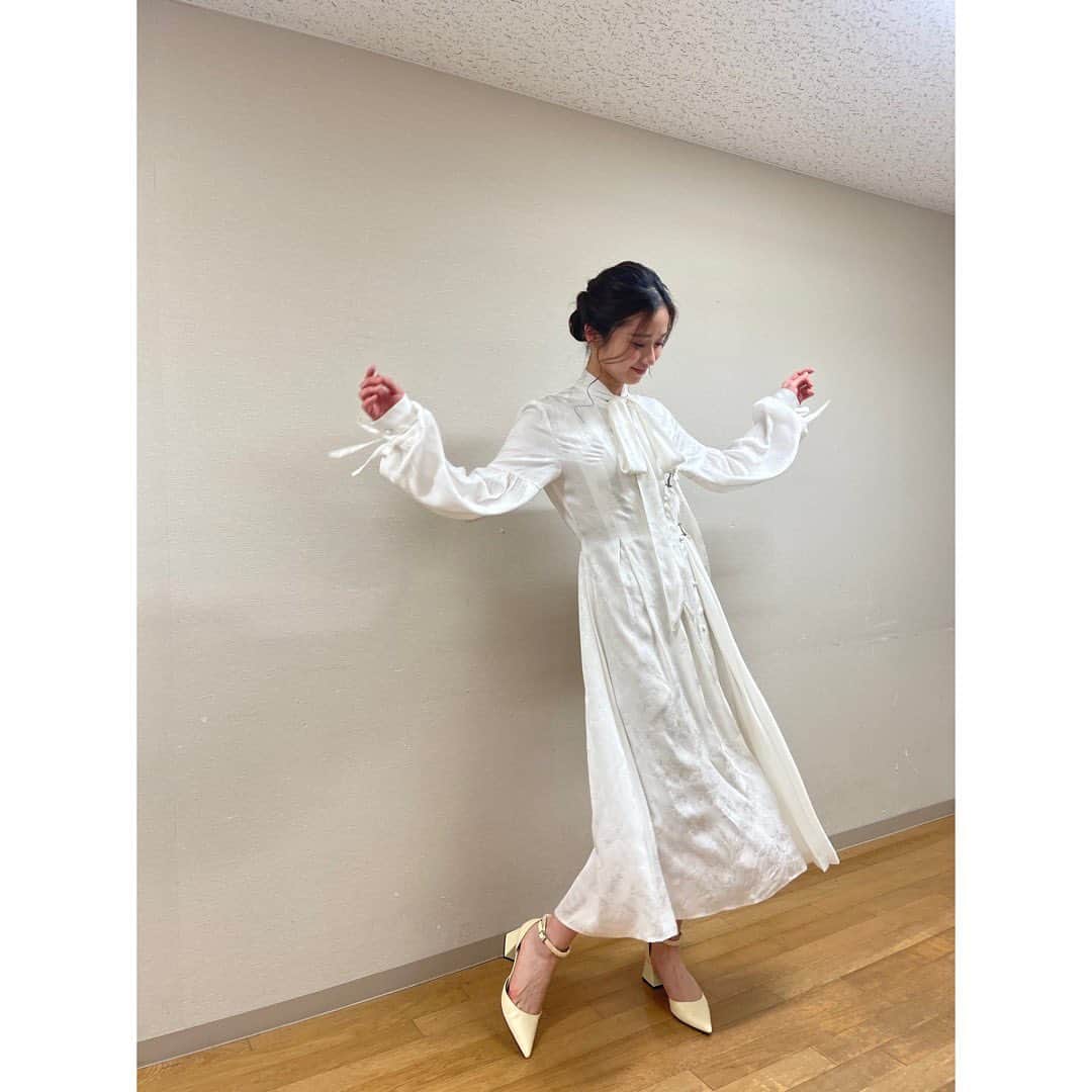 木下晴香のインスタグラム：「Today's dress👗🤍 ⁡ シブヤデマタアイマショウ 2023.04.08」