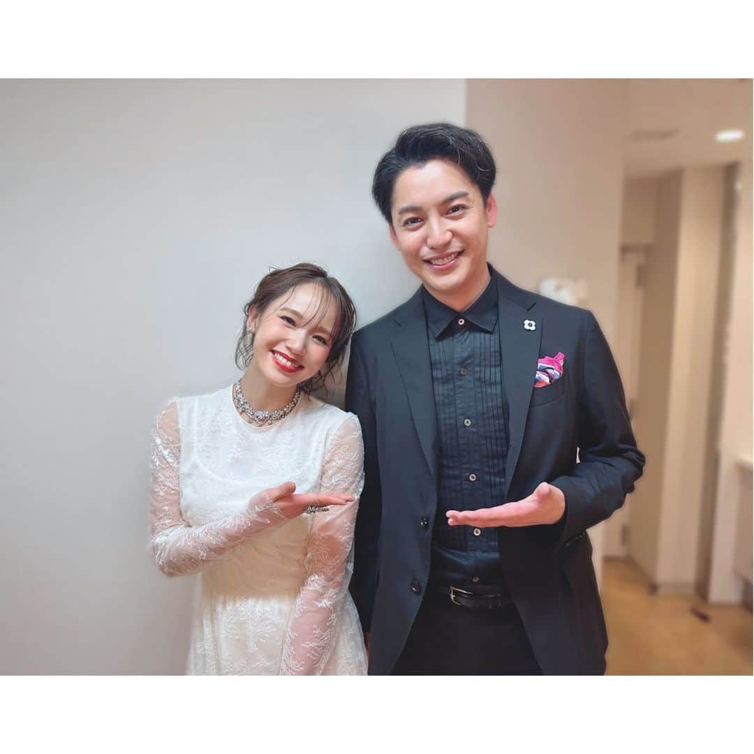 ソニンさんのインスタグラム写真 - (ソニンInstagram)「． #シブヤデマタアイマショウ 二日間ゲスト出演してまいりました。 お越し頂いた皆様ありがとうございました‼️  シアターコクーンが休館に入るということですが… 私シアターコクーンに立ったことなかったのです。ずっと立ちたいと想い続けていました。ゲスト出演ではありますが、休館前に、立つ側の人間として板に足を踏み入れることが出来て感慨深く光栄でした。  #松尾スズキ　さんとは19年ぶりのお仕事としての再会。呼んでいただきありがとうございました✨  もう1人のゲストで、初めましての、#大野拓朗  くん。 お互いの出演作を歌い合いました。モーツアルト！とロミオ&ジュリエット。  1日目と2日目で、お衣装変えて。 薔薇のモチーフ柄と、純白。  キャストの皆様もとても優しく、とっても楽しい時間でした🥰  さぁて、次はファンミ❣️ 4/15も『シブヤデアイマショウ』🎙️ #グッズも準備完了♡ #質問とメッセージ募集した？ #迷ってる方まだJZBrat公式HPでチケット受付中よ」4月8日 23時56分 - sonim_official