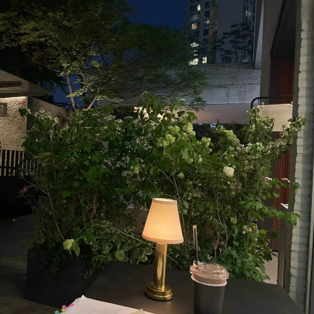 チン・イェソルのインスタグラム：「#봄밤 🌙」