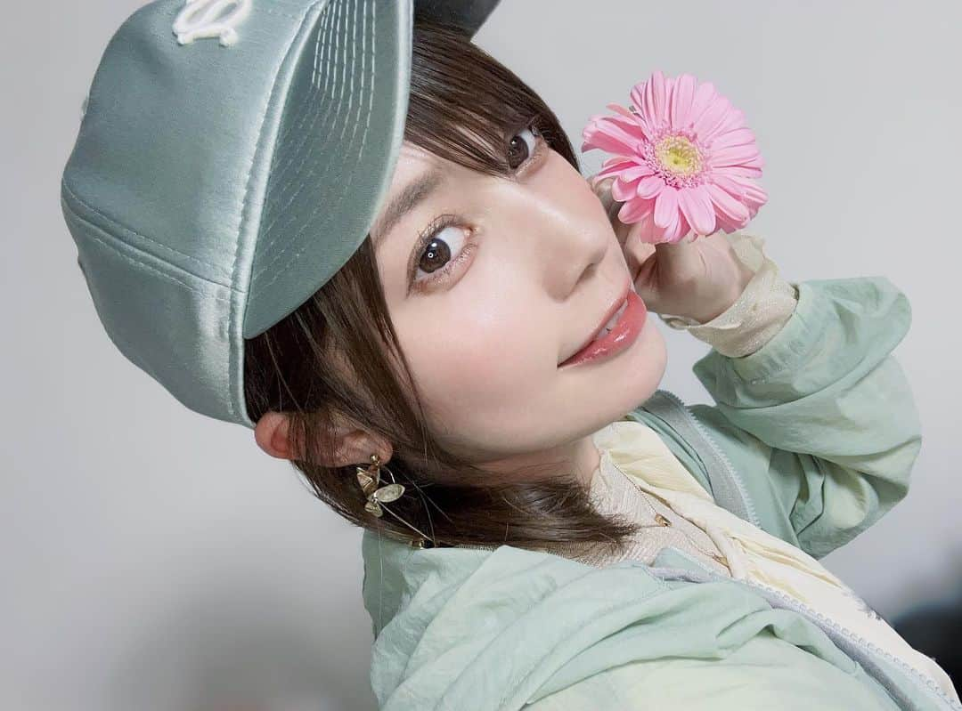 井川瑠音のインスタグラム：「一日作業していました🌼  おやすみなさい  #flower #fashion #skyblue #mintblue #mintcolor #newera #cap #ファッション #ミントグリーン #ミントブルー #ミントカラー #花 #ピアス #ピアス女子 #キャップコーデ #キャップ女子 #ニューエラキャップ #春コーデ  #春コート #春服コーデ #サテン #自撮り」