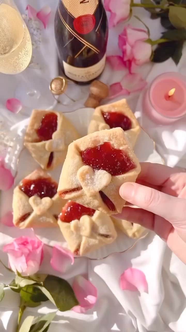 SHEINのインスタグラム：「We‘ve got a serious sweet tooth for sweetheart pastries 💌🍓 @thelittleblogofvegan @tastemade  Get the recipe：https://www.thelittleblogofvegan.com/2023/01/vegan-love-letter-pastries.html  #SHEINinspo」