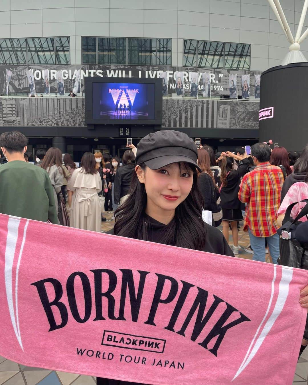 のインスタグラム：「待ち侘びてた姫達との空間👸🏻 本当に美しくて貫禄あって素晴らしかったし、カタコトな日本語も可愛すぎたし、 久々に何も考えずに騒いで楽しかった🕺🏼 特に生歌のdon't know what to doが最高すぎた  #blackpink  #blackpinkinyourarea」