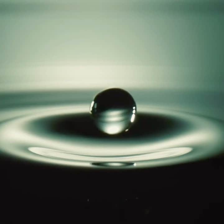 ドゥラメールのインスタグラム：「Say yes to The Treatment Lotion’s potential. This next-generation watery lotion delivers a rush of liquid energy and jumpstarts the rest of your regimen.  #lamer #lamerskincare #lamertreatmentlotion」