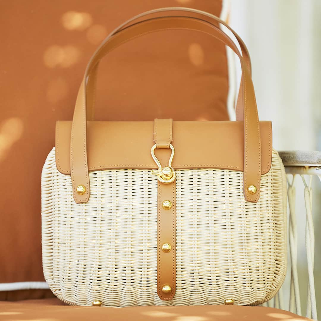 イネスドゥラフレサンジュのインスタグラム：「💫 DÉSIRÉ "Désiré" est le plus original des sacs Ines de la Fressange Paris. Alliance étonnante de cuir et de rotin il apporte un souffle nouveau et une personnalité affirmée. Vous pouvez le porter à l’épaule. Disponible en ligne et en boutique prochainement ! - 💫 DESIRÉ "Désiré" is the most original of the Ines de la Fressange Paris bags. Amazing alliance of leather and rattan it brings a new breath and an affirmed personality. You can wear it on the shoulder.  #inesdelafressange #inesdelafressangeparis #girlsinines #paris #parisianchic #parisianstyle #girlsinines」