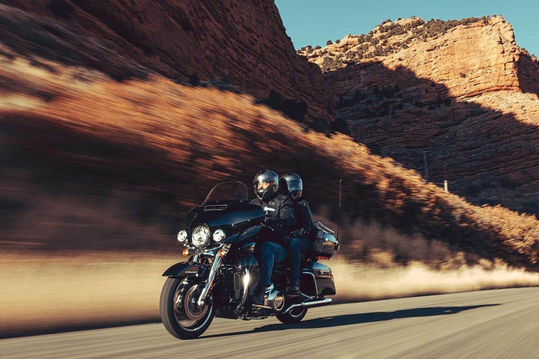 Harley-Davidsonさんのインスタグラム写真 - (Harley-DavidsonInstagram)「The open road is calling. Answer it with the 2023 Ultra Limited.  Get a closer look at the ultimate grand touring machine at the link in bio. ​  #HarleyDavidson #UltraLimited」4月9日 0時02分 - harleydavidson