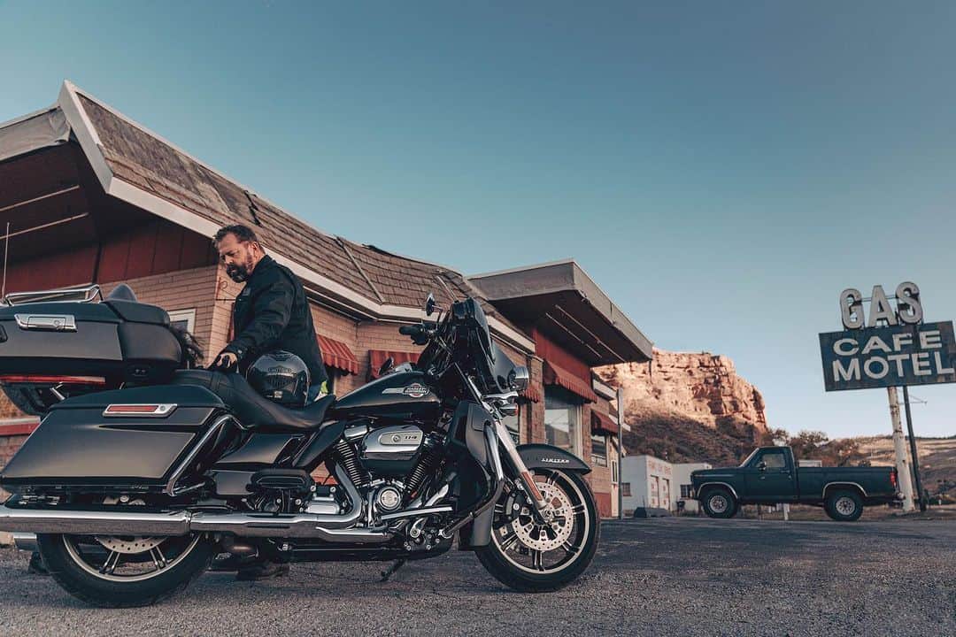 Harley-Davidsonさんのインスタグラム写真 - (Harley-DavidsonInstagram)「The open road is calling. Answer it with the 2023 Ultra Limited.  Get a closer look at the ultimate grand touring machine at the link in bio. ​  #HarleyDavidson #UltraLimited」4月9日 0時02分 - harleydavidson