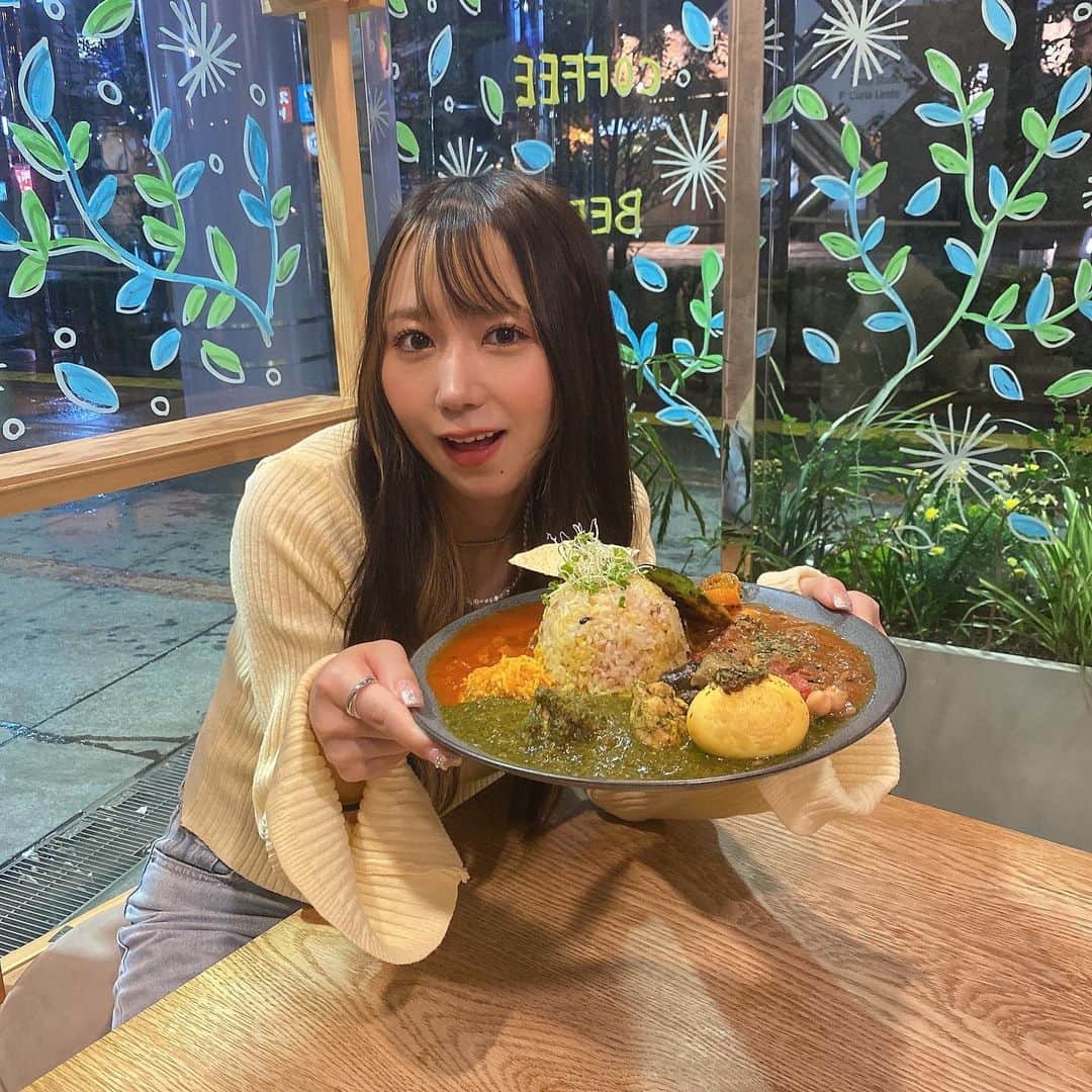 杉山優華のインスタグラム：「🍛🍛🍛 . . . . こんなおしゃれで贅沢なカレー食べたことない😳😳🍛 . . 3種あいがけカレーでトッピング全部乗せです🍛🍛(かっこいい) 鯖のカレー、ココナッツのカレー、マッシュルームとかカシュー、お野菜のピクルスなど、、！ どこを食べても美味しくて幸せでした☺️☺️☺️✨✨ . . 平日の夜だけ営業されているお店「パパラノカレー」行ってみてくださいね🐈✨ . .  PR @paparanocurry #東京カレー #東京スパイスカレー #品川区ディナー #品川カレー #間借りカレー #大井町カレー #パパラノカレー」