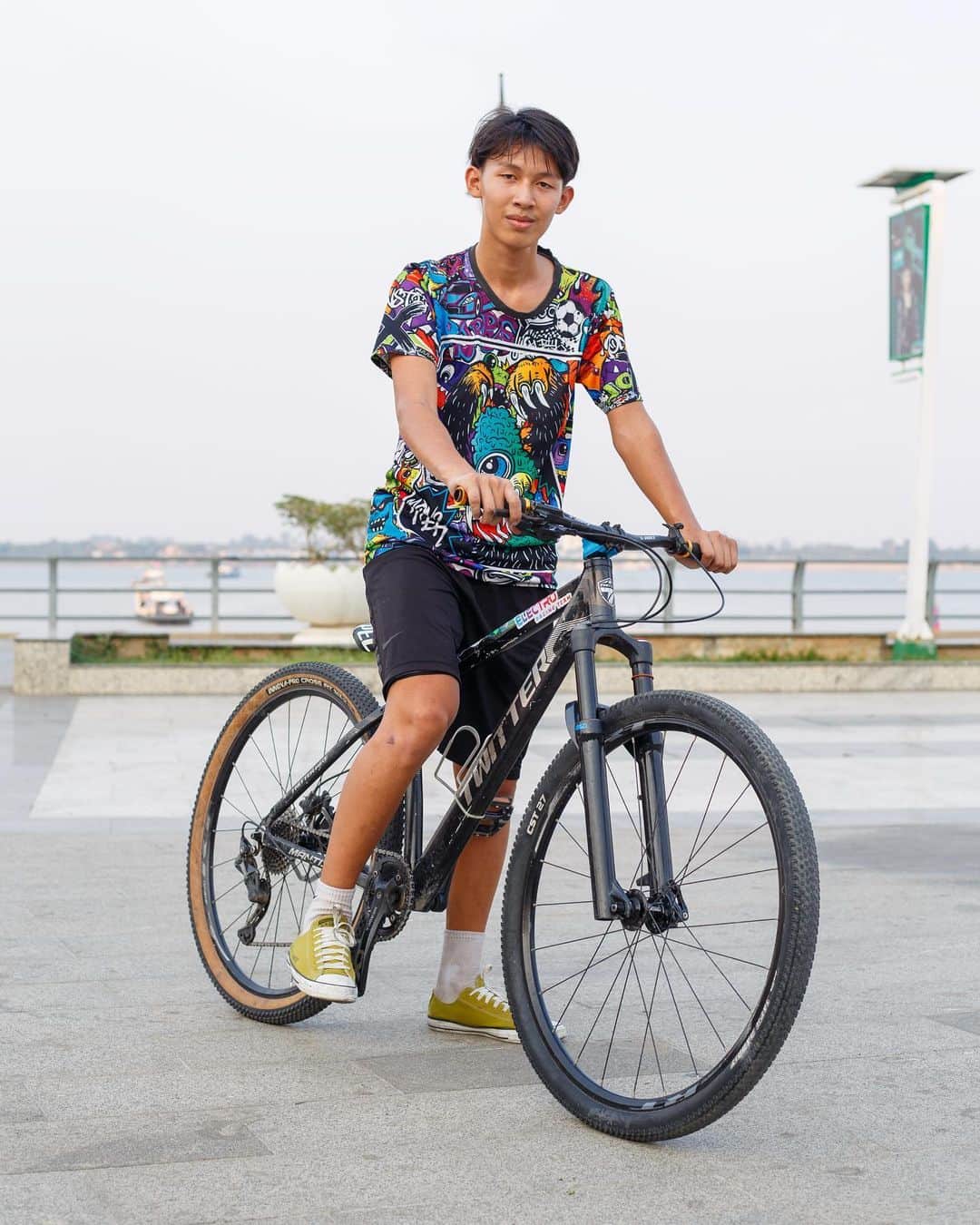 Shunsuke Miyatakeのインスタグラム：「Mengley / Phnom Penh, Cambodia  “I started biking just last year. Biking is chill. I come here on the weekend for chilling with my friends. There were a lot of skate kids before, but now there are many bike kids here.”  This is one of the portraits for “Humans of Phnom Penh” project by @ppp_collective #phnompenhphotographycollective」