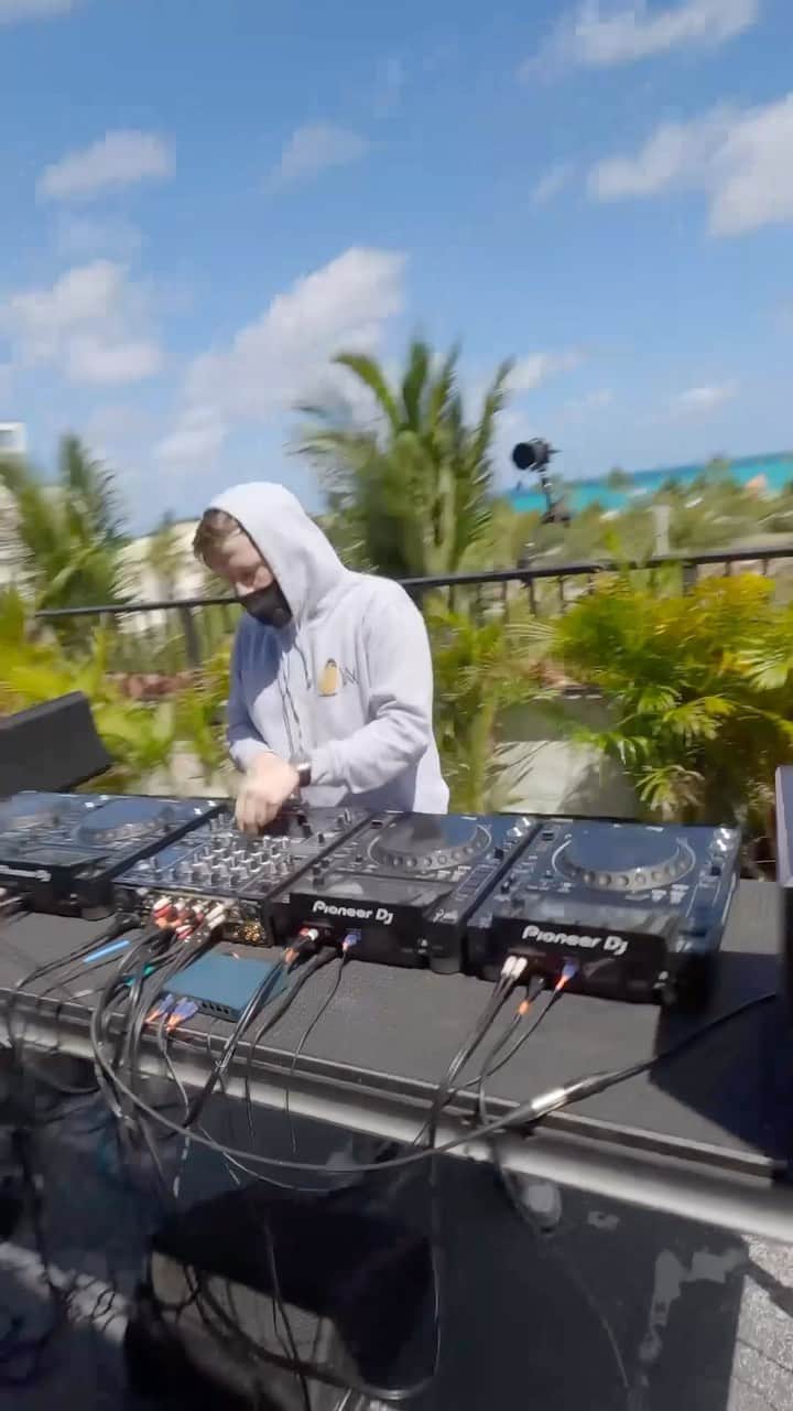 アラン・ウォーカーのインスタグラム：「Brought a surprise to Miami #daretodream #w41k3rsj01n」