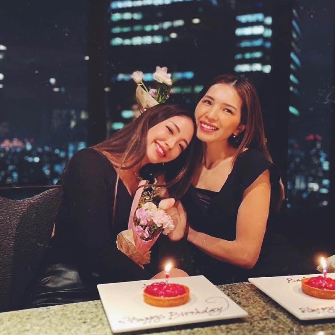 Linaのインスタグラム：「この日の夜は 彼氏にして欲しい事が全て叶ったすいーとな夜でした。 会えるだけでハッピーなのに 今年もありがとう🩷ありがとう❤️  お誕生日当日は毎年なぜだか憂鬱なんだけど… 今年は心がぽかぽかに充電されたの🫶  悔やまれるのはいつ寝たかわからない事。 ちゃんとベッドで寝てた🫨」