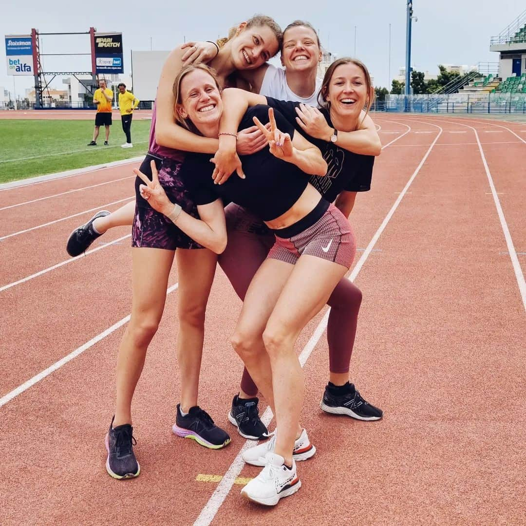 Paulien COUCKUYTさんのインスタグラム写真 - (Paulien COUCKUYTInstagram)「Love my squad 🫶🏼  #athletes #trainingscamp #friends #sistersquad #womance #girlationship  @athletifytrackteam」4月9日 0時19分 - pauliencouckuyt