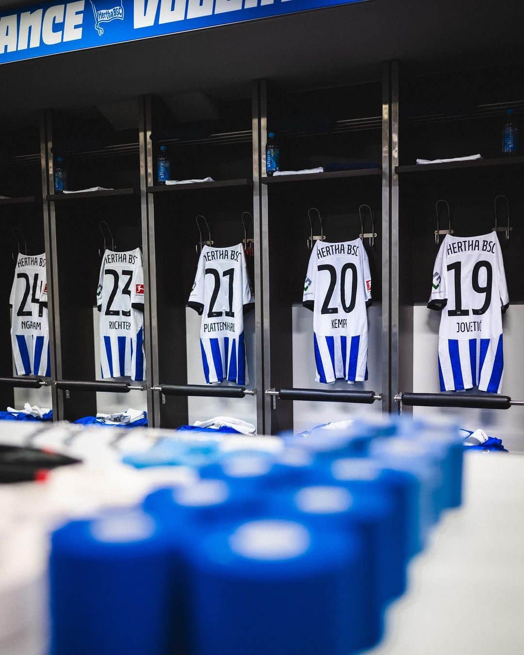ヘルタ・ベルリンのインスタグラム：「Eine Stunde noch! 👀 Zeit für die Aufstellung. 🙌   SWIPE für unser Team! 🤜🤛 . . #BSCRBL #HaHoHe #HerthaBSC」