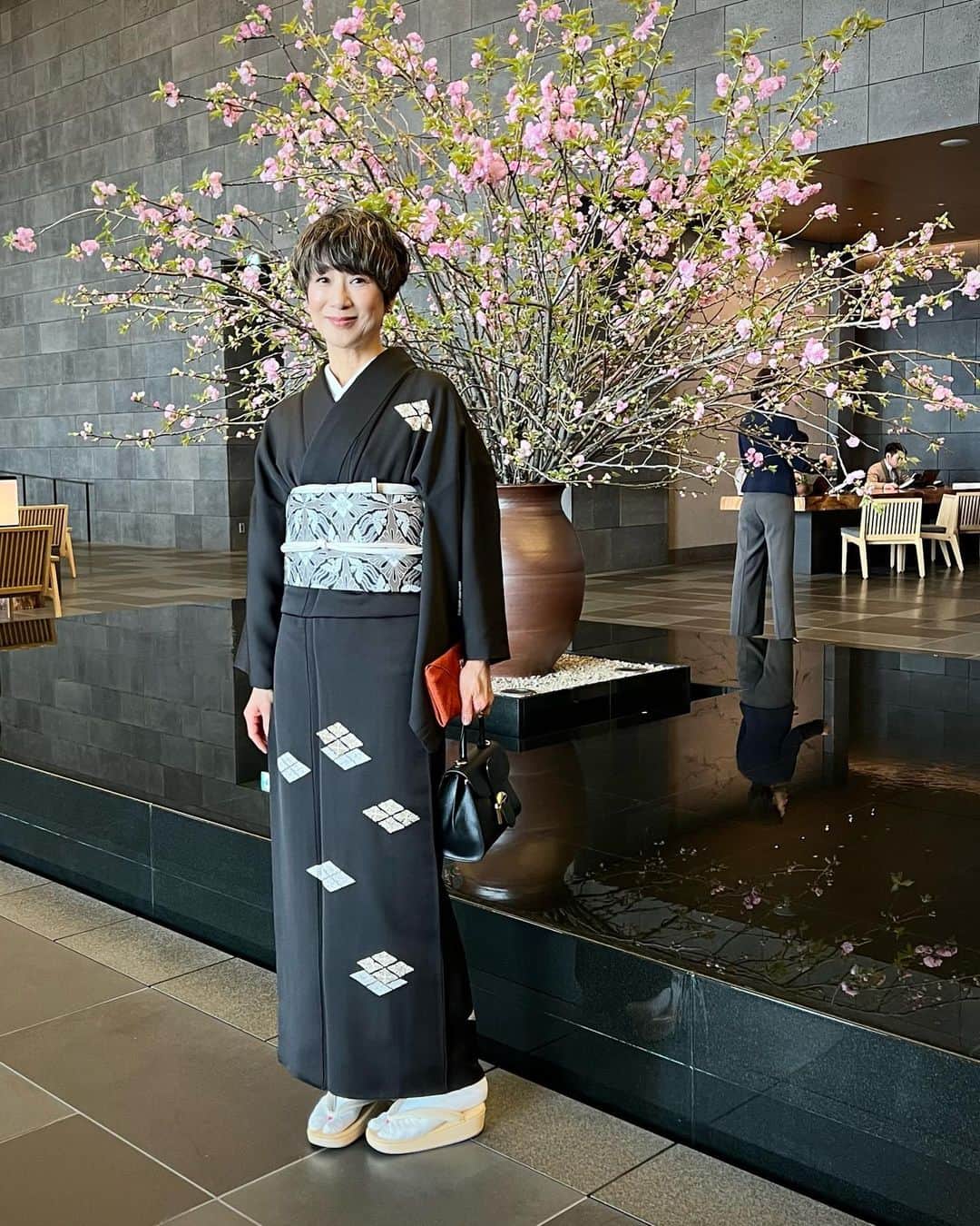 黒田知永子のインスタグラム：「. 娘と一緒に結婚式へ💐  幼稚園からずっと仲良し。 親同士もずっと仲良し。 一緒にバレエを習ったり、セーラームーンのイベントへ行ったり、旅行へ行ったり… 小さくて可愛かった頃のことをたくさん思い出しました💙  結婚式っていいですね…  #アマン東京 #ネイルは新しいaddiction #黒田知永子 #chiekokuroda」