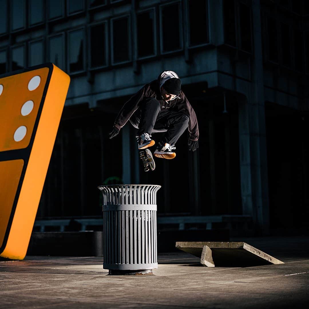 DCシューズさんのインスタグラム写真 - (DCシューズInstagram)「The @kevin_bilyeu Lynx OG Collection is available now❗️   Head online or to your local skate shops around the globe 🌐  Link in bio 👈  Switch Varial Heelflip over the can shot by @mikeheikkila 📸」4月9日 0時26分 - dcshoes