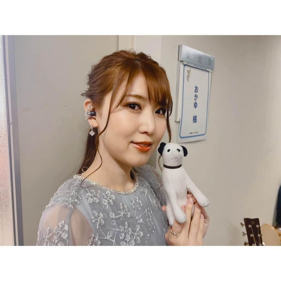 おかゆのインスタグラム：「🎼🐶🎏🎶🎸💫🌈  ＼テレビ・ラジオ出演情報📢／  日付変わって本日 この後あさ4時~は‼️ TBSラジオ「Music Palette♪」 "私のプレイリスト"コーナーに ミュージックキュレーターとして出演します👭🏻🌈 ナビゲーターは宮崎由加さん！🎨 みかゆさんとの楽しいトーク、是非お聴き下さい🤗🎶  そして‼️ よる7時30分~は NHK-BS「新・BS日本のうた」 埼玉県加須市での公開収録の様子が放送！🌟 島津亜矢さん、市川由紀乃さんがご自身のヒット演歌を 熱唱されるスペシャルステージに 先輩方が織りなす、演歌の魅力満載のパフォーマンス👘 私おかゆは、市川由紀乃さんと 森山直太朗さんの「さくら」を コラボレーションします🥹🌸 もう一曲、ドキドキの初挑戦曲も…🎸☔️ 是非ご覧下さい👉🏻💫 相棒のニッパーくん、YAMAHA FGX-5と🎸🌿  #TBSラジオ #musicpalette #mパレット #NHKBS #新BS日本のうた #nipper #guitar #yamaha #singersongwriter」