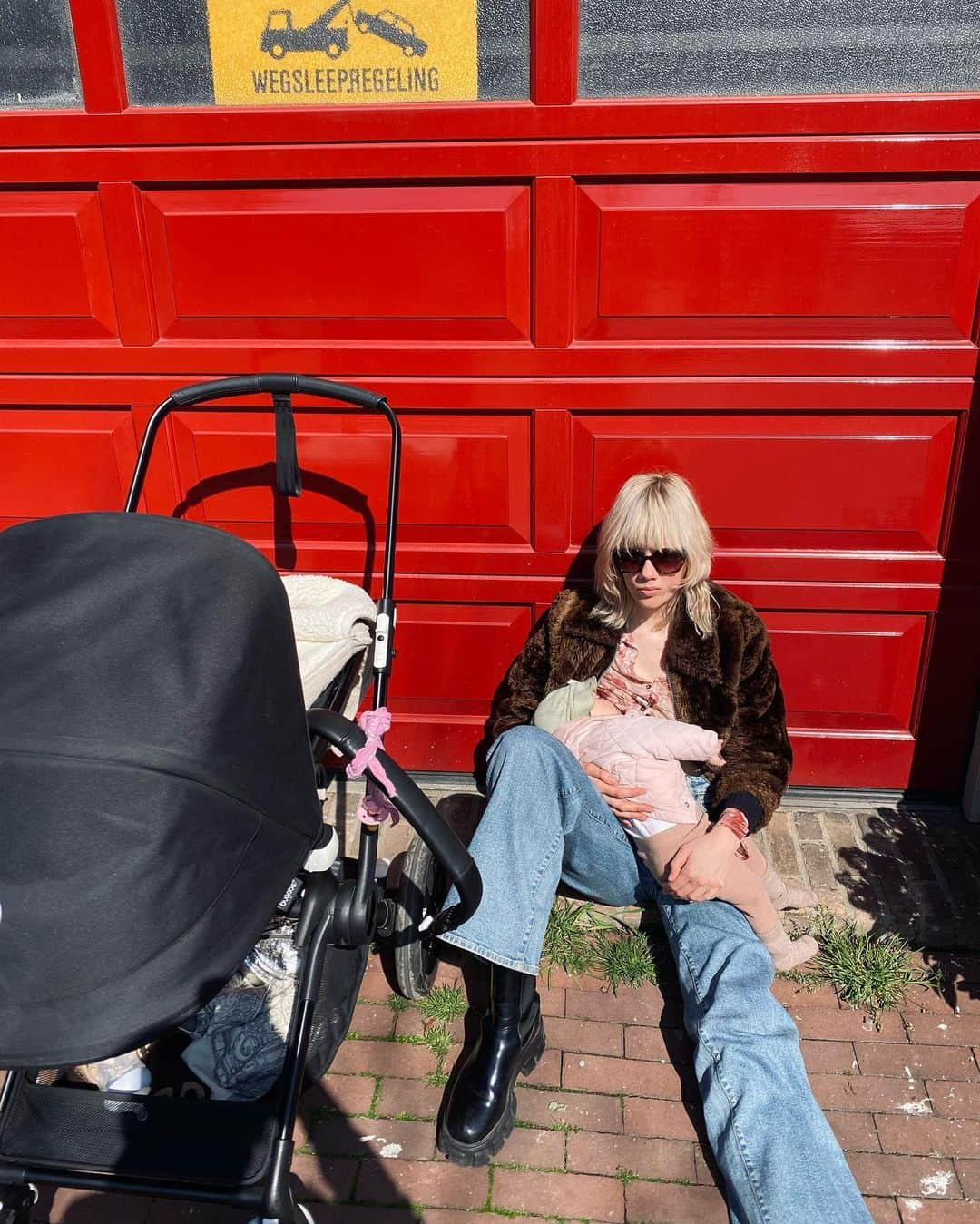 マリヤン・ジョンクマンのインスタグラム：「Just another day of feeding my daughter ❤️ (thank you for the best haircut and color im so happy !!! @lorinv @sikovanberkel @kapsalonindejordaan.nl )」