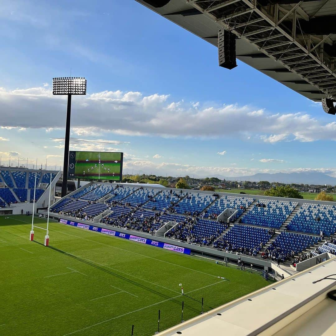 有働文子さんのインスタグラム写真 - (有働文子Instagram)「🎙🎙🎙  久しぶりの連日、ラグビー取材🏉 目を閉じたら、寝てしまいそうでした🥹  後半から寒くて、意識が一部ないのです.....😂  風が強かったので、記者の皆さんのメモやメンバー表が空中に飛んでいきました‼︎  寒くて死にそうだけど、熊谷ラグビー場から見える夕陽と山⛰は、好きです🫶  リーグワンも、各チーム残り2試合💪 プレーオフに向けての争いも佳境です🙋‍♀️  #フリーアナウンサー #アナウンサー #ラグビーワールドカップ  #ワールドカップイヤー #ラグビー取材 #リーグワン #ラグビータウン熊谷🏉 #来週も頑張ります」4月9日 0時34分 - udou_fumiko