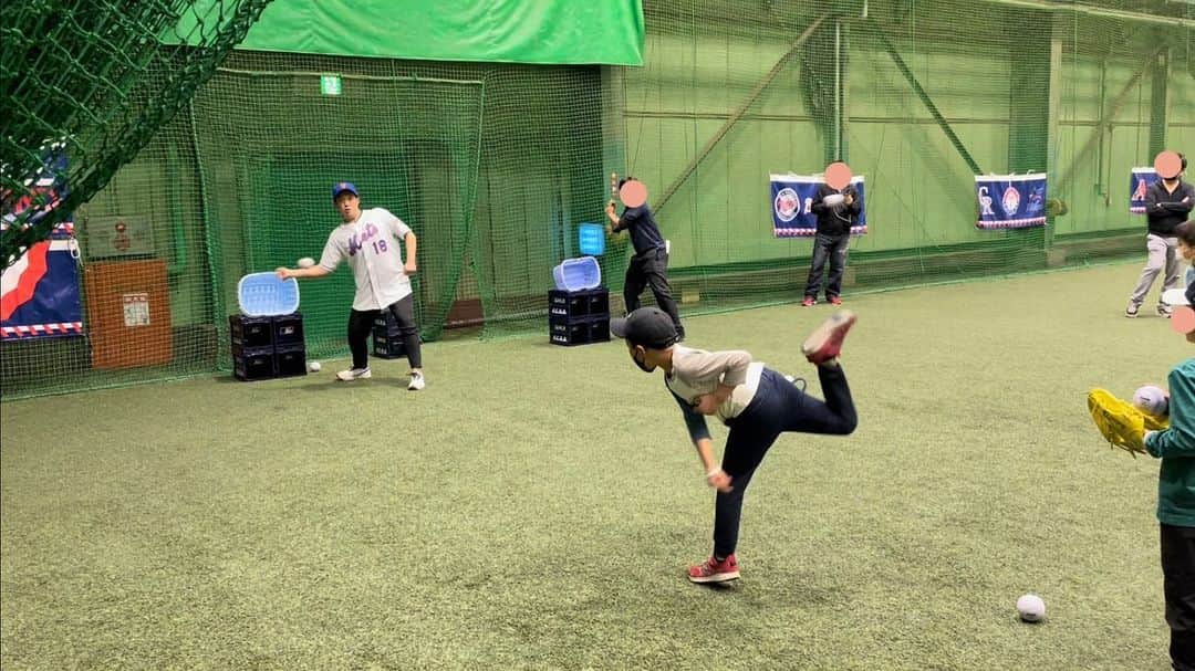 諸岡なほ子のインスタグラム：「#playballweekend は#MLB japan主催ということもあってとっても贅沢なイベントでした。 楽しく指導してくださるのが元メジャーリーガーのお二人、#マック鈴木 さんと #五十嵐亮太 さん。すご。  1枚目は息子が五十嵐さんに向かって全力投球しているところ。 2枚目はマック鈴木さんにボールを使って体の使い方を教えていただいているところ。 3枚目はトスしてもらったボールを思いっきり打つところ。 最後の動画は鈴木さんと五十嵐さんのキャッチボール。 たっぷり体を動かして、元メジャーリーガーお二人の迫力ある投球やバッティングまで見られて、本当に楽しかったみたいです。 ホンモノに触れられるってすごくいい経験だしラッキーなこと。しかも、興味が湧いているこのタイミングで。申し込んでくれてたパパ、グッジョブ！ 帰りにWBCグッズというお土産までいただいて、ホクホク顔の息子でした。私も嬉しいな。」