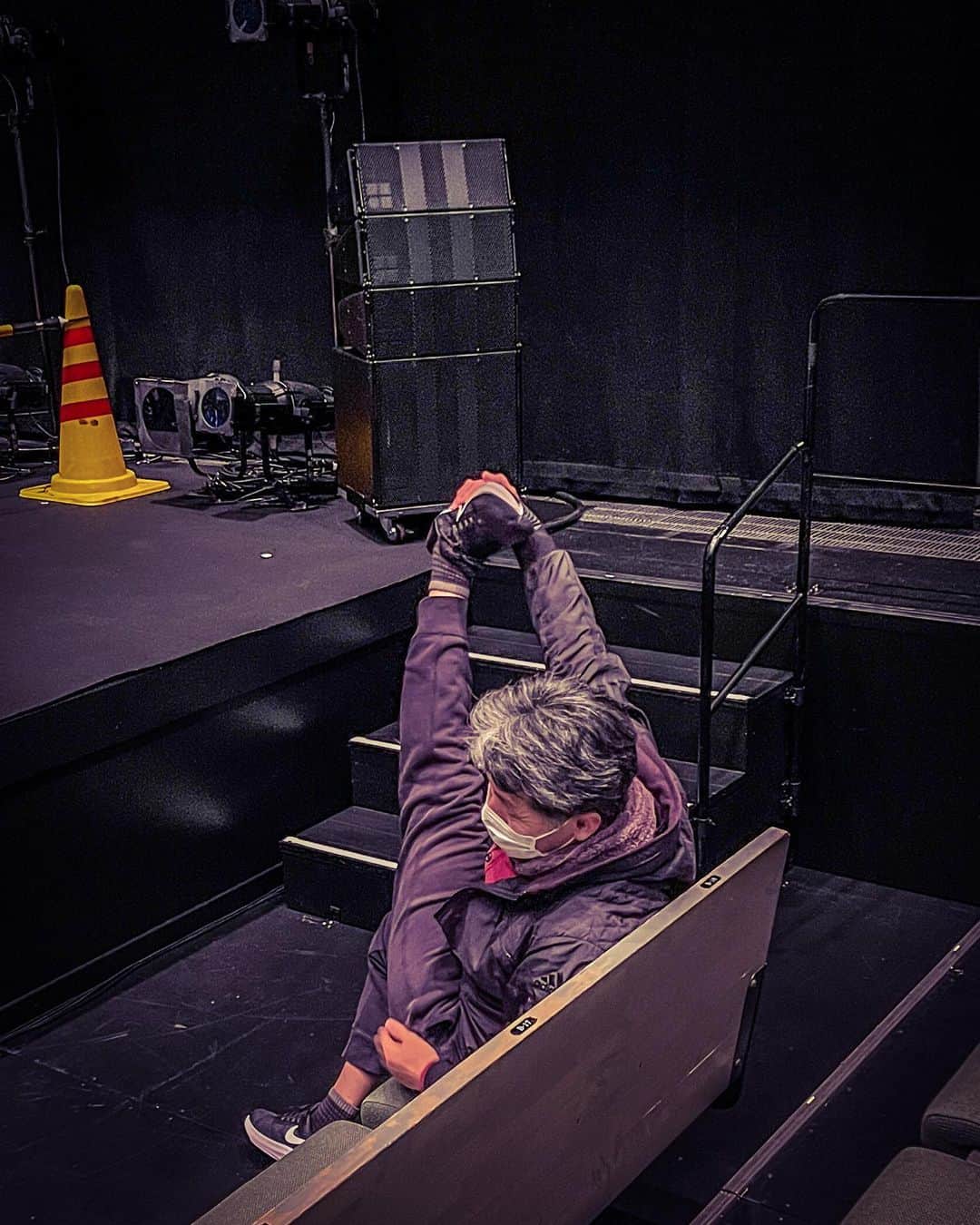 堀部圭亮さんのインスタグラム写真 - (堀部圭亮Instagram)「#舞台 #ブレイキングザコード 2度目の昼夜2公演。劇場での時間の過ごし方など、少しペースが掴めてきた感じがします。今日は #加藤敬二 さんと楽屋で色々とお喋り。ダンスを始めたきっかけや、#劇団四季 などなど、貴重なお話をたくさん伺いました。とても楽しく、幸せなひと時でした♪(´ε｀ ) 本日ご来場頂きました皆様、ありがとうございました！ 明日はマチネ、13時開演(開場は45分前)です。 ご来場予定の皆様、劇場にてお待ちしております♪ 写真はアップ中の敬二さんを、背後から盗み撮り(^^;)」4月9日 0時35分 - keisuke_horibe