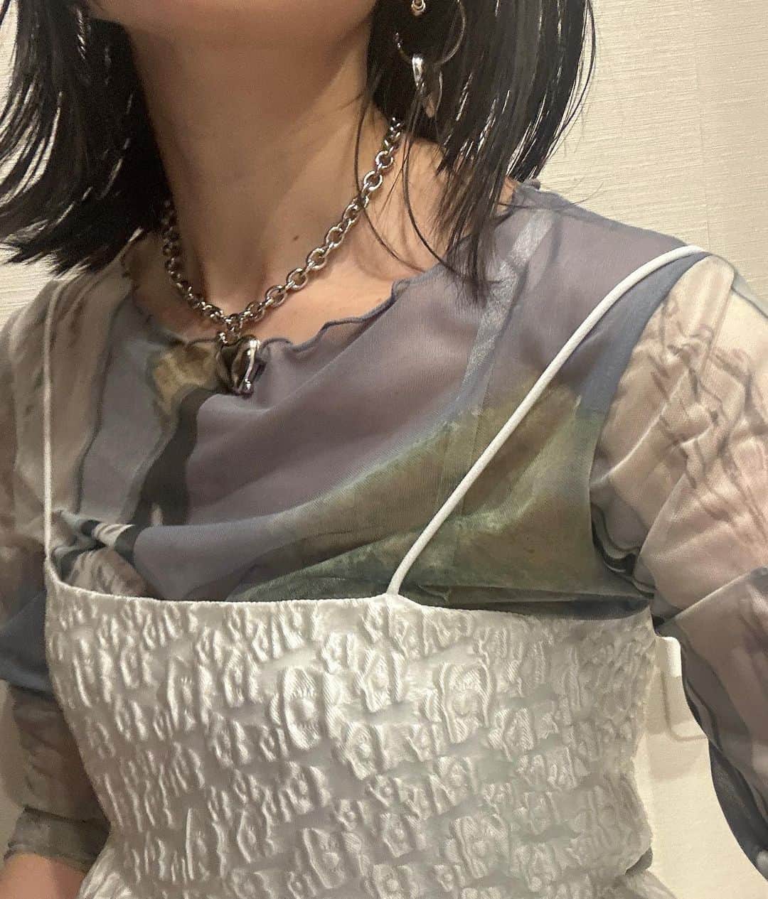 のインスタグラム：「ここ最近毎日お店に立って接客しています  やはりお客様は皆いい方ばかりでとても楽しい♡  私と同じくらいの年齢の方からさらに10、20上の方まで✨  本当様々な方に着てもらえて幸せ💕  もちろん若い方も可愛くて癒されます〜！  ちなみに今日は全身新作  @justineclenquet のハートシリーズも買っちゃたよ💙  @honeymihoney_official  #HONEYMIHONEY #TOKYO #omotesando #harajuku  #justineclenquet」