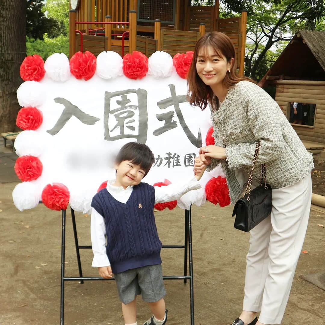 佐川愛果のインスタグラム：「雨予報だった息子くんの入園式、なんとか晴れてくれました😭☀️🌸  終始ふざけてて、所要時間一時間半程だったのに、私は白目😇 まともに写真も撮らせてくれなくて🤣なんとか撮れてたやつw  ついに年少さん🌸４月は毎日２時間で帰ってくるのだけれど(笑)自分の好きなことを見つけて、友達と楽しく３年間過ごしてほしいです💕子供の仕事は"遊び"！勉強も大切だけど、とにかく目一杯遊んでほしいな😊  #入園式  #入園式コーデ #3歳8ヶ月 #3歳8ヶ月男の子 #男の子ママ #入園 #年少さん」