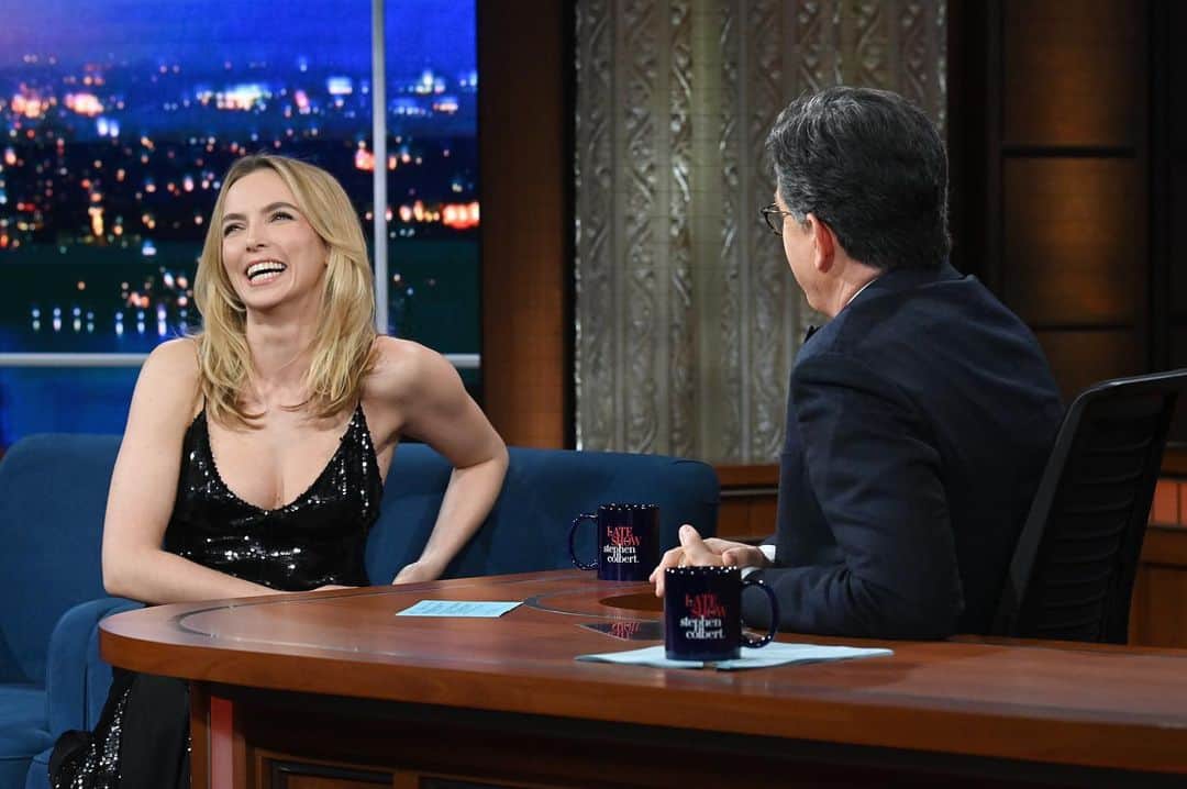 ジョディー・カマーのインスタグラム：「It was a pleasure to be a guest on the @colbertlateshow this week talking all things PRIMA FACIE in preparation for our first Broadway preview next week.   The team and I look forward to welcoming you all at the Golden Theatre.   A big Thank you to @noblepanacea @elizabethsaltzman @khaite_ny @jacobrozenberg @hungvanngo & @estreetprods X」