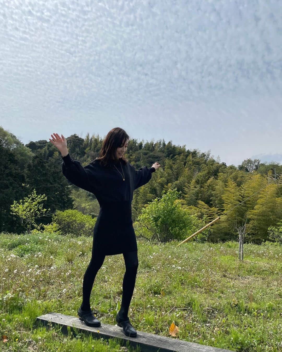 小橋めぐみのインスタグラム：「「山笑う」 という春の季語があって、 春の山の明るい感じを言うのですが。 山の近くに住んでいない私はイマイチこの季語が実感として湧かなかったのです。 明るいのは分かるのだけれど、 笑ってるかな？って。  でもこの間、ちょっと嬉しいことがあった帰り道に、 目の前に山があって、 「あ、山が笑ってる！」 って感じることができて。 結局こちらの心持ち次第なのかな。  ちなみに、春の「山笑う」に対して 冬は「山眠る」があります。 季語って、面白い。 山笑うで一句詠みたいのだけれど まだできない。  #季語 #俳句」