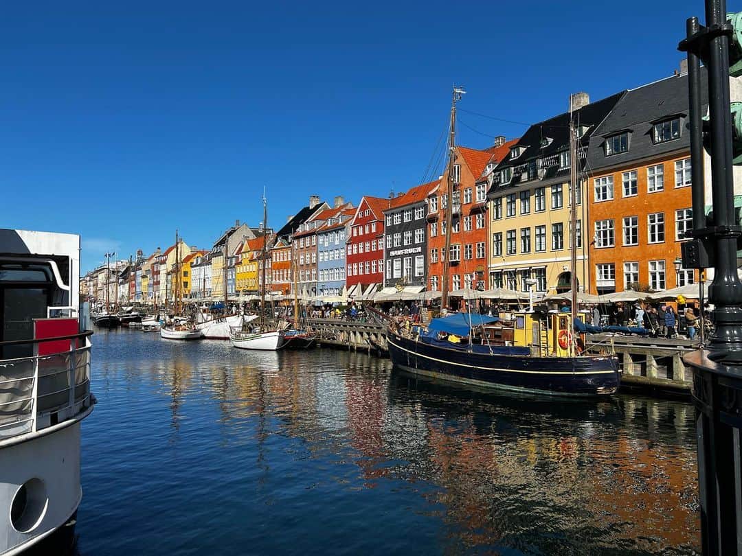 榎戸教子さんのインスタグラム写真 - (榎戸教子Instagram)「【デンマーク】 コペンハーゲンといえばこの景色。 これでもかというほどの青空でした。 昔ながらのカフェでオープンサンド（スモーブロー）、 娘はパンケーキをいただきました。  娘との世界一周旅行。 いつも色鉛筆を持ち歩き、 注文を待っている時などはお絵描きタイム。 描いた絵をお店の人に見せに行ったと思ったら、 あげちゃいました。  たくさん歩くので、 いつもどこかのタイミングで寝る娘。  #コペンハーゲン #ニューハウン #nyhavn」4月8日 15時46分 - noriko_enokido