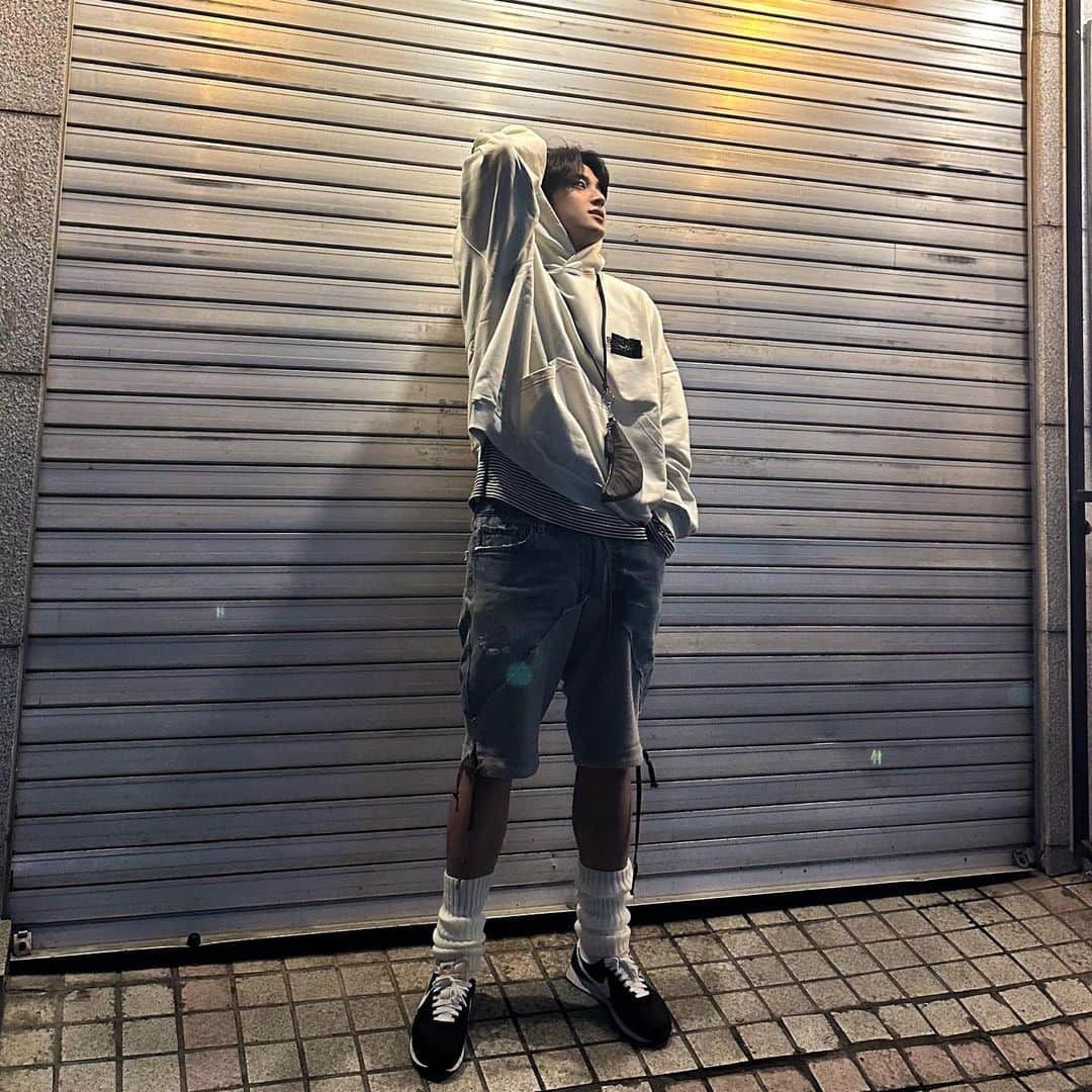 ミンギュのインスタグラム：「좋은 저녁🖤」