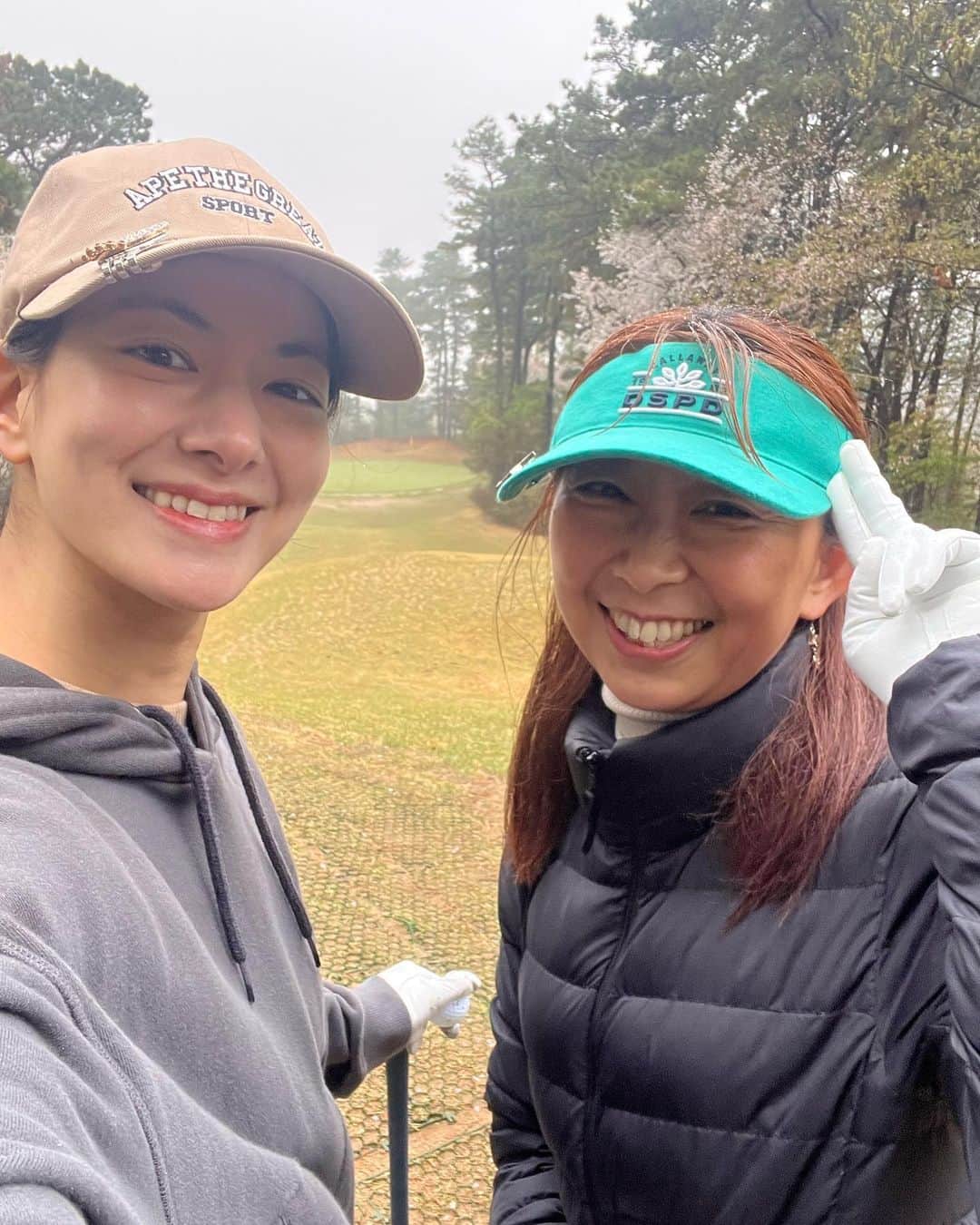 秋葉里枝さんのインスタグラム写真 - (秋葉里枝Instagram)「첫 파3❤️  발리에서 요가자격증 할때 만난 요가친구랑 남편이랑 아이들 등원시켜 후다닥 다녀온 날 🙌  왜 사람들 골프골프 하는지 이제 알것같아요 조금씩 ㅋ 다만 너무 어려워서 아직도 🙃🙃🙃🙃  비가 좀 와서 사람 하나도 없어서 우리끼리 너무 즐거운 파3❤️  #파3골프장⛳ #골프초보 #남편이랑놀기👫 #애둘엄마」4月8日 16時03分 - rie_akiba