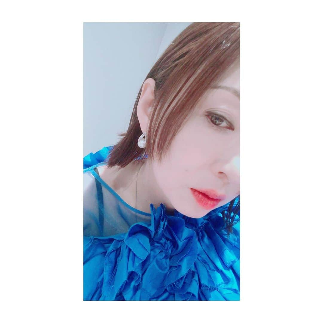 松雪泰子さんのインスタグラム写真 - (松雪泰子Instagram)「ペンディングトレイン  ドラマコレクション2023  ケープ @saphir__east  トップス @estnation_jp  ,スカート @cfcl_official  ジュエリー @official_mikimoto  シューズ @manoloblahnik」4月8日 15時57分 - yasukomatsuyuki_official