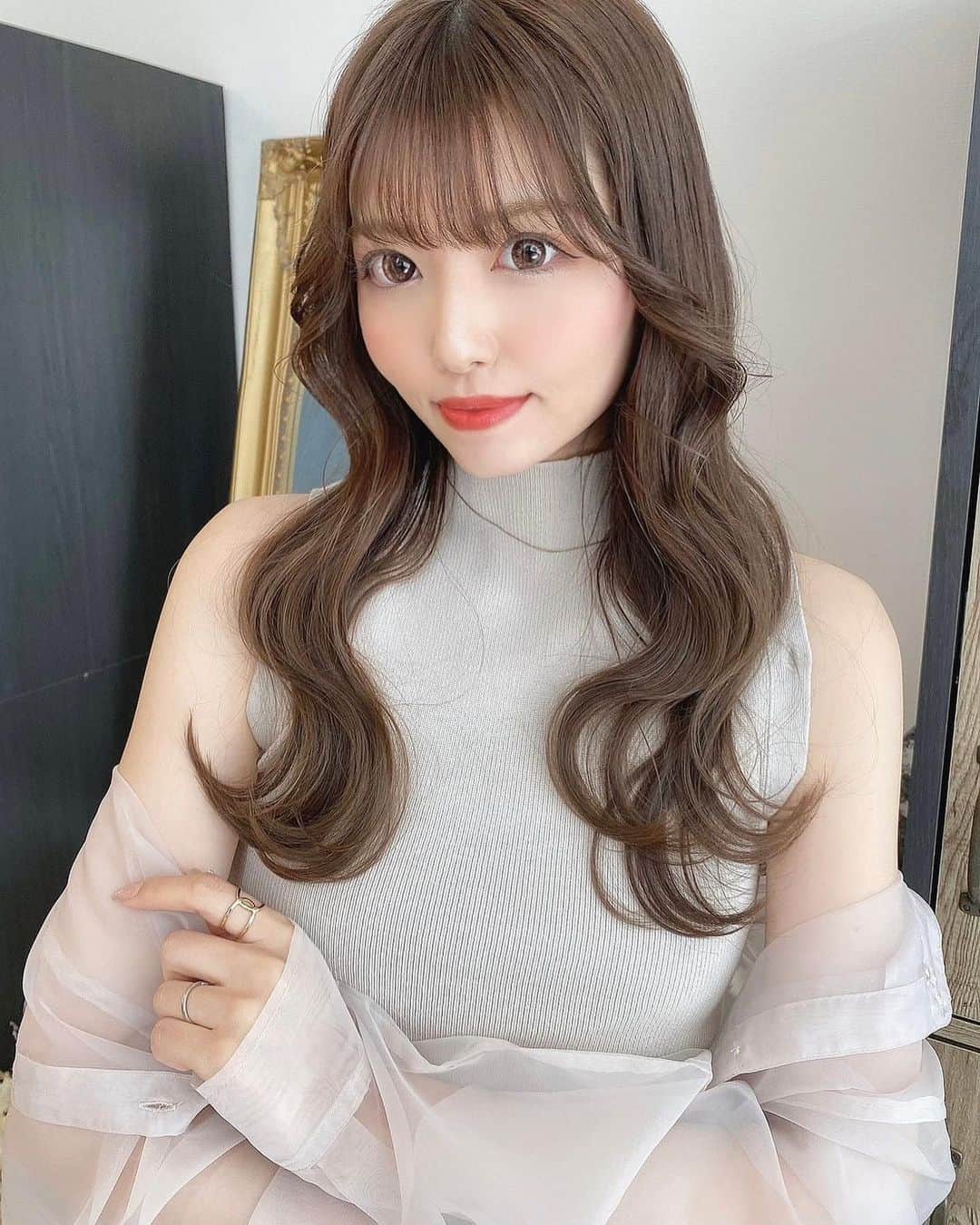 のインスタグラム：「*** 久々の赤松さん(@e_e.akamatsu )カラー🤎 ̖́- * 安定に最高の色味♡♡ * オージュアの最新トリートメントもして 髪もとぅるんとぅるんになったよ⸝⸝⸝♡ * * * - ̗̀ 📷 ̖́-撮影依頼して下さる方へ…  来月からは髪の長さがロングではなく セミロング程になっている予定なので ロング希望の方は今月中にご依頼お願いします🕊𓈒 𓂂𓏸  空き日程の詳細については DMにてお返事します🤍 * * * #撮影 #ヘアアレンジ #ヘアスタイル #韓国ファッション #シースルーバング #ぱっつん前髪 #フリーモデル #撮影モデル #サロンモデル #サロンモデル名古屋 #ワンホン #ゆるふわ巻き #淡色女子 #ヘアカラー #浮遊感 #トレンドヘア #サロモ #韓国風ヘア #名古屋サロンモデル #自然光 #インフルエンサー #透明感 #ヘアカタログ #サロンスタイル #名古屋サロモ #韓国ヘア #ままコーデ #ロングヘア #くびれ巻き #プチプラコーディネート」