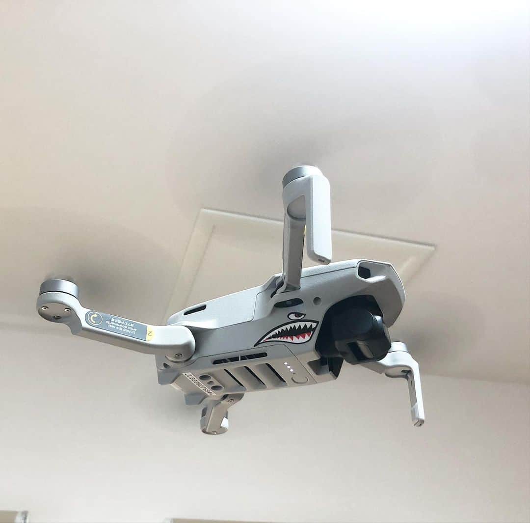 KIYOさんのインスタグラム写真 - (KIYOInstagram)「修理に出してから僅か5日で帰ってきた。DJIのサービス体制は素晴らしい👍💯✨ #dji #mavicmini #drone #avigeek #sharkmouth #noseart #flyingtigers #squadronpatch #toystagram #ドローン #ドローン空撮 #ドローン撮影 #ドローン空撮男子 #ノーズアート #シャークマウス #パーソナルマーク」4月8日 16時00分 - kiriko009
