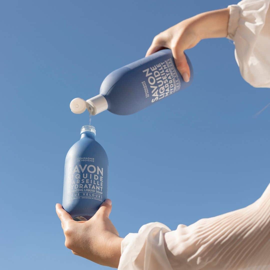 のインスタグラム：「Chez Compagnie de Provence, on vous aide à adopter les bons gestes :)⁠ ⁠ Profitez dès aujourd'hui de -25% sur toutes nos recharges 1L ✨⁠ ⁠ Nos recharges 1L c'est : ⁠ - 💧 le format idéal pour recharger vos flacons 500ml ⁠ - 🌿des formules enrichies en huiles végétales de Provence, à base de minimum 95% d'ingrédients d'origine naturelle⁠ - ☀️ des senteurs qui vous font voyager en Provence⁠ - 💚des flacons recyclables⁠ ⁠ Notre offre est à durée limitée ! Foncez !⁠ ⁠ --⁠ ⁠ At Compagnie de Provence, we help you adopt the right gestures with our 1L eco-refills, ideal for family use :)⁠ ⁠ #compagniedeprovence #vegetableoils #naturalproductstv #naturalskincare #igersmarseille #igersaixenprovence #handcream #crememains #cremepourlesmains #savonliquide #liquidesoap #bathroom #design #deco #interior #homeinterior #minimalist #musthave #skincare #cosmetics #avril #april #printemps #provence」