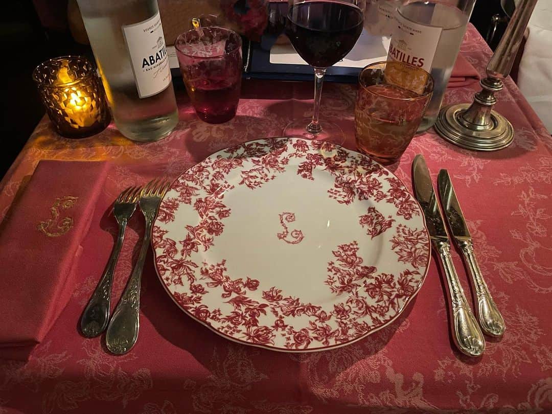 のインスタグラム：「@laperouse_paris  P A R I S 🌹  おしゃれすぎるレストラン。  Mid night in Parisの映画でも撮影されてたり、 撮影場所でよく使われるレストランで、 世界中のセレブとかモデルとかくるレストラン💖  とにかくいる人達が可愛くてオシャレすぎて 目の保養でした😂  パリ感じたければこのレストラン絶対行って欲しい😍  #lapérouse#laperouse#pari#parisrestaurant  t#saintmichel #france#パリ#パリ生活#パリレストラン #フランス#フランス留学#パリ旅行#」