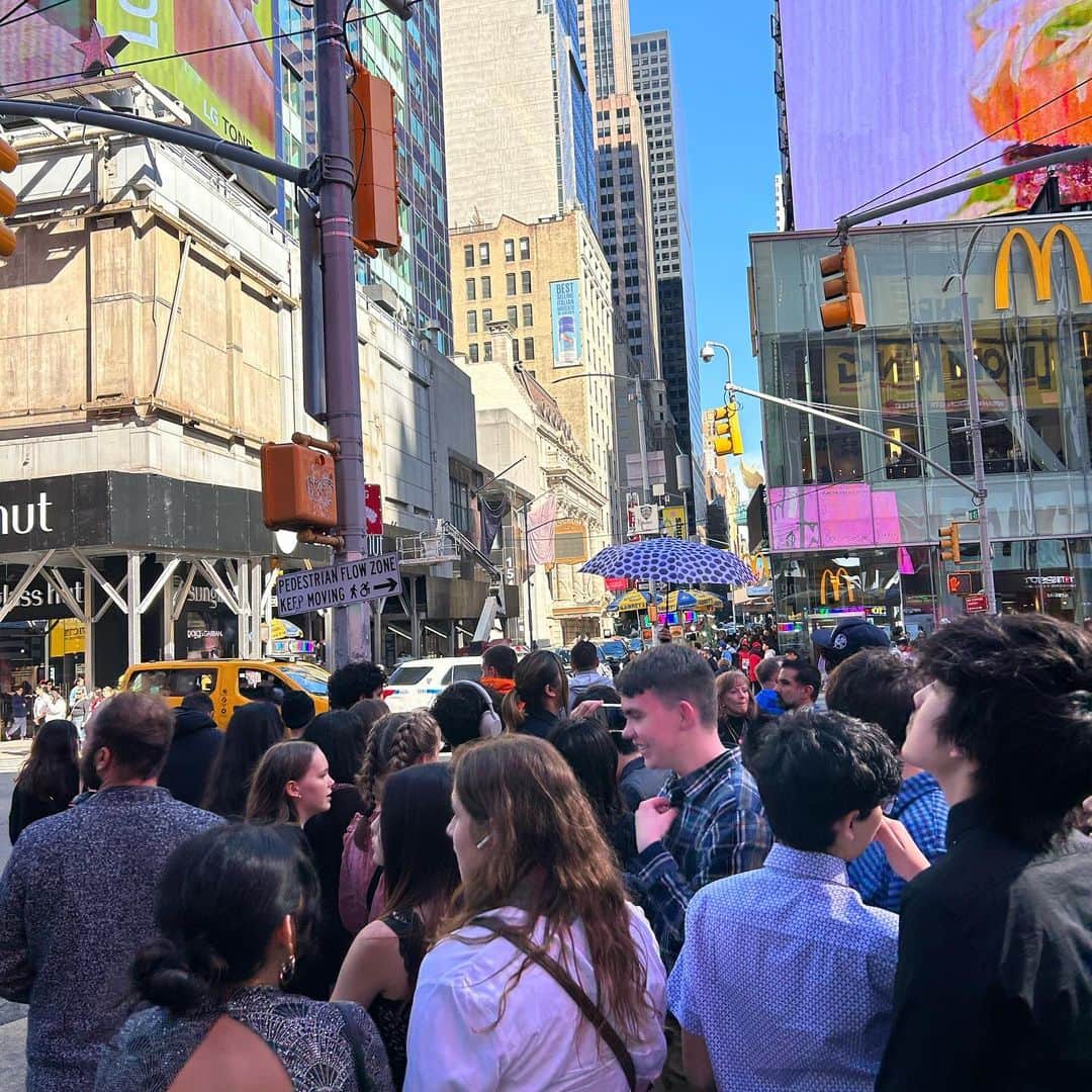 中岡由佳さんのインスタグラム写真 - (中岡由佳Instagram)「❇︎ 2023.04.01 ニューヨークの中心街、タイムズスクエア近くのホテルにチェックイン。観光客で溢れています。夕方ハードロックカフェで早いディナー。夜のタイムズスクエアもこの熱気。 #timessquare  #hardrockcafe  #midtownwest #nyc」4月8日 16時12分 - yuka_nakaoka