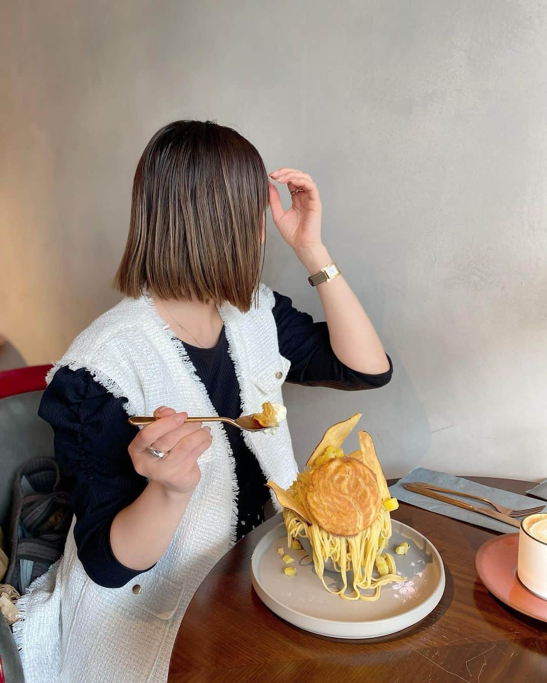 ❁coco❁さんのインスタグラム写真 - (❁coco❁Instagram)「\カフェ巡りcoordinate/ @rococo39  芋好きにはたまらないパフェ えーこんなすごいの食べられるかな？ とかいいつつペロリと食べた😋 中目黒お芋やさんスイーツ おいしかったなー🍠✨  coordinate ジレ&スカート … @pierrot_shop  トップス… GU ミュール… #lerunebycocowear  バッグ… celine  📍 &OIMO TOKYO CAFE 中目黒店  ----------------------------------------------- 投稿者は…  @rococo39 🐰232k follower 　　 日常の出来事は　ストーリーとブログに更新 購入品レビューは　リールとyoutubeにUP！ 📍いいね、コメント1番　嬉しいです✨保存も忘れずに🐏  ---------------------------------------------- #アラフォーコーデ  #アラサーコーデ　#40代コーデ　#30代コーデ　 #骨格ストレート　#プチプラコーデ　#ママコーデ 　　#GUコーデ  #みんなのguコーデ　#ジーユーコーデ　#ジーユー購入品　#春コーデ　#高見えコーデ #ジーユーマニア　　#4meee #gu_for_all #oimotokyocafe」4月8日 16時04分 - rococo39