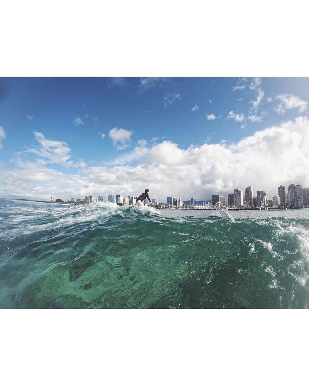 翁安芸さんのインスタグラム写真 - (翁安芸Instagram)「朝一でMitoちゃん先生のサーフィンのレッスンへ🏄🏻‍♀️💓  久しぶりのサーフィンにへっぴり腰です😅 何度も波に落ちながらも🌊やっぱり海は気持ちいい！あの波に乗れなくて悔しい！上手く乗れた時の爽快さなど、サーフィンは楽しい💕  ハワイに来たらいつも受けているレッスン🏄🏻‍♀️  @surfergirlacademy 🍑 @mitokasuya ✨  そしてたくさんストーリーズで質問いただいていた私の水着は @marysia 🖤 サイズはSを着ています。  #hawaii #ハワイ #サーフィン #レッスン #swimwear #marysia #marysiaswim」4月8日 16時05分 - akinyc