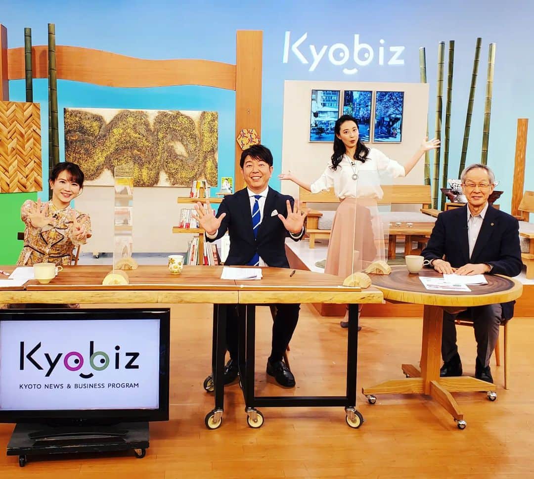 竹内弘一さんのインスタグラム写真 - (竹内弘一Instagram)「Kyobizは17年目に突入しました！ こんなにも長く一つの番組を 続けさせていただけるなんて 本当に感謝しかありません。 これからも、これまで通り 「All for Kyoto !すべては京都のために」を 合言葉にスタッフ一同、番組づくりに 精進いたします。 これからもお付き合いください。 引き続きよろしくお願いいたします！  #kyobiz #京都中央信用金庫 #中信 #京セラ #kyocera #日本電産 #nidec #堀場製作所 #horiba #島津製作所 #shimadzu #マツシマホールディングス #足立病院 #ワコール #wacoal #リアライズコーポレーション #ツーナインジャパン #ニッカテクノ #アースカーゴ #公益社 #voga #kuska #ローカル報道 #kbs京都 #tv #ニュースキャスター #竹内弘一 #海平和 #家山美祈」4月8日 16時07分 - takeuchi_koichi