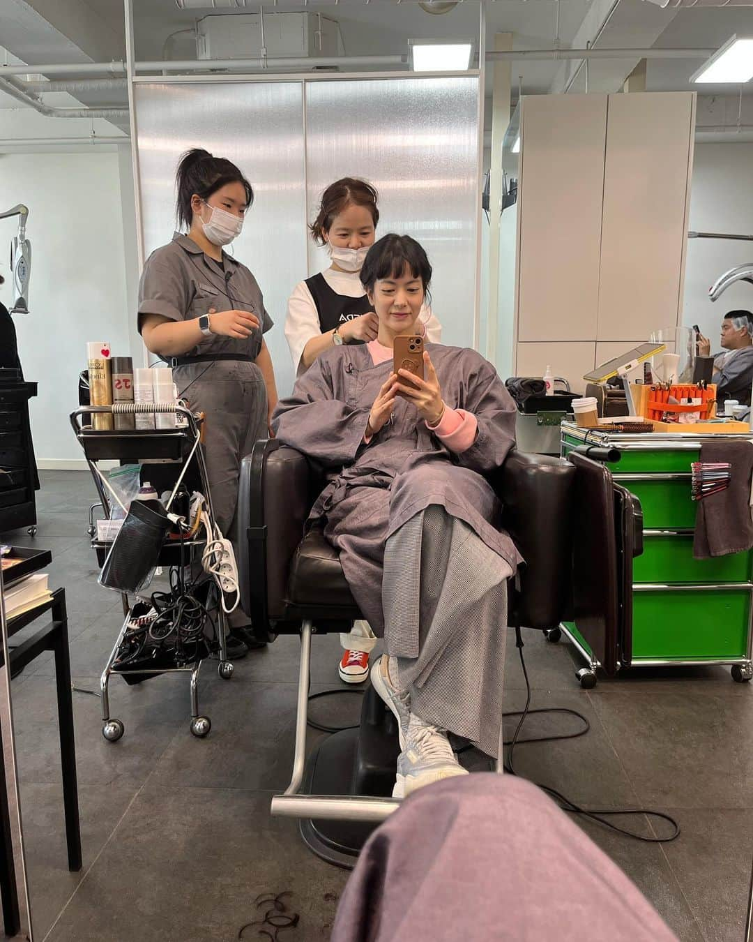 秋葉里枝さんのインスタグラム写真 - (秋葉里枝Instagram)「예나랑 미용실 데이트 💇‍♀️❤️ - 꼭 펌 하고 싶다는 예나 소원대로 맘에 든 머리가 되어 너무나 신이 난 예나😆🙌  예주도 머리 다듬고 엄마도 앞머리 자르고 다 같이 기분전환 🙆‍♀️  예나는 이제 구몬도 하고 펌 하는것 아주 잘하네 🤗  엄마는 이쁜 봄옷도 입어서 너무나 행복하다아🌸 옷은  다 @fe______l  제품 입니다🤍  재선원장님 @jaesun_hair 오늘도 감사합니다 😙」4月8日 16時11分 - rie_akiba