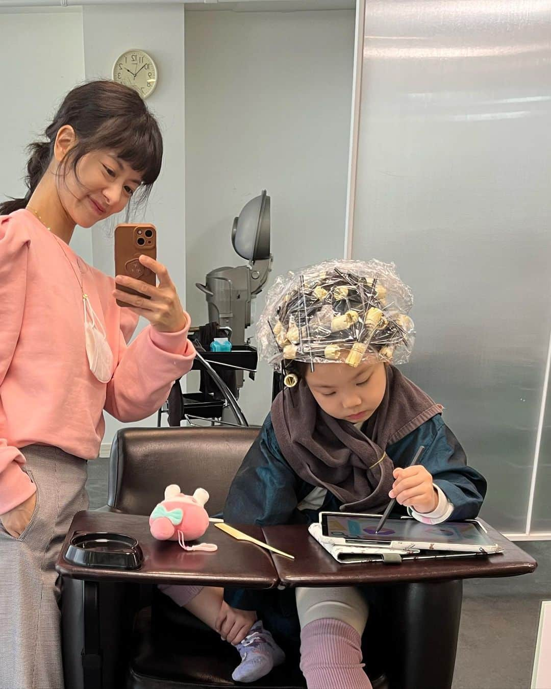 秋葉里枝さんのインスタグラム写真 - (秋葉里枝Instagram)「예나랑 미용실 데이트 💇‍♀️❤️ - 꼭 펌 하고 싶다는 예나 소원대로 맘에 든 머리가 되어 너무나 신이 난 예나😆🙌  예주도 머리 다듬고 엄마도 앞머리 자르고 다 같이 기분전환 🙆‍♀️  예나는 이제 구몬도 하고 펌 하는것 아주 잘하네 🤗  엄마는 이쁜 봄옷도 입어서 너무나 행복하다아🌸 옷은  다 @fe______l  제품 입니다🤍  재선원장님 @jaesun_hair 오늘도 감사합니다 😙」4月8日 16時11分 - rie_akiba