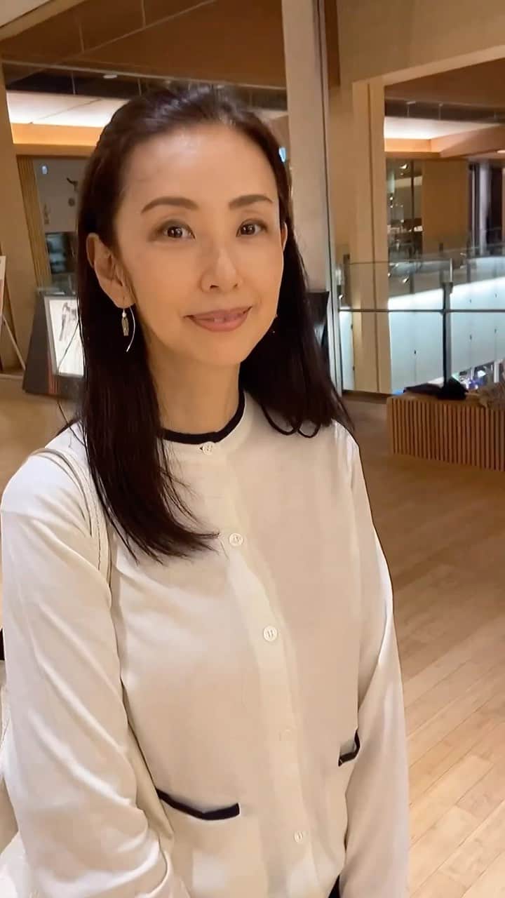 田村翔子のインスタグラム：「ミッドタウンの近くで打ち合わせ。 なんと30年以上前、お仕事をご一緒した方でびっくり‼️  #寄り道#ライフスタイル #lifestyle#打ち合わせ#お仕事コーデ#田村翔子#春コーデ#springfashion #springoutfit」