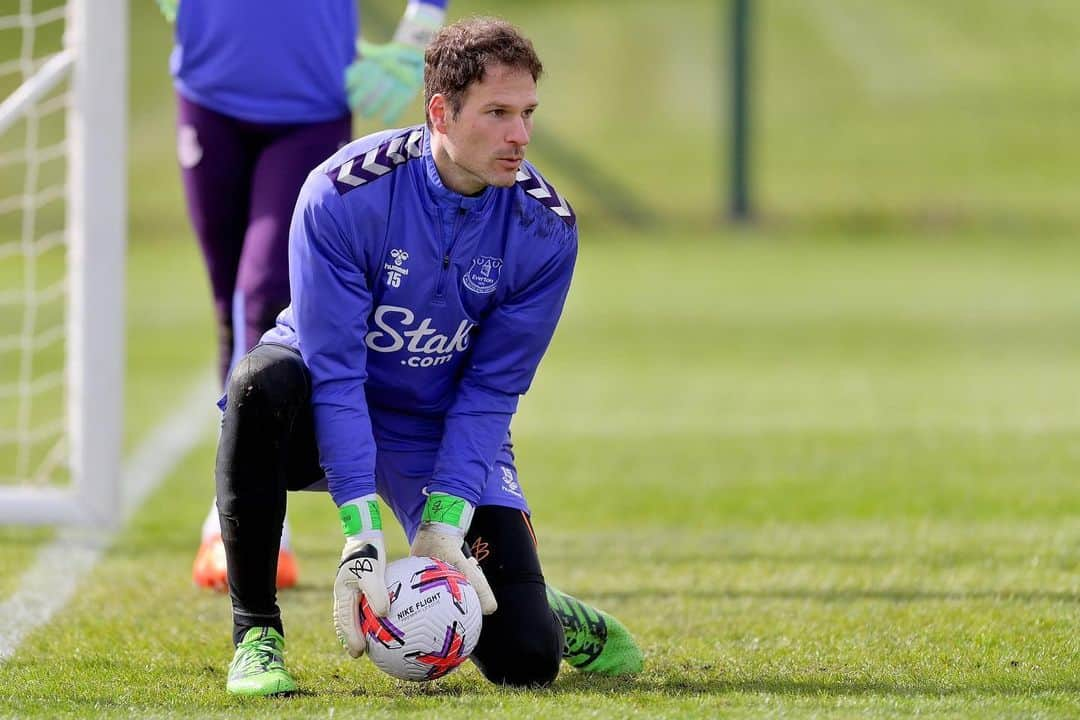 アスミル・ベゴヴィッチのインスタグラム：「A good week of work 💪🏻🆎🧤 @everton @ab1gk」