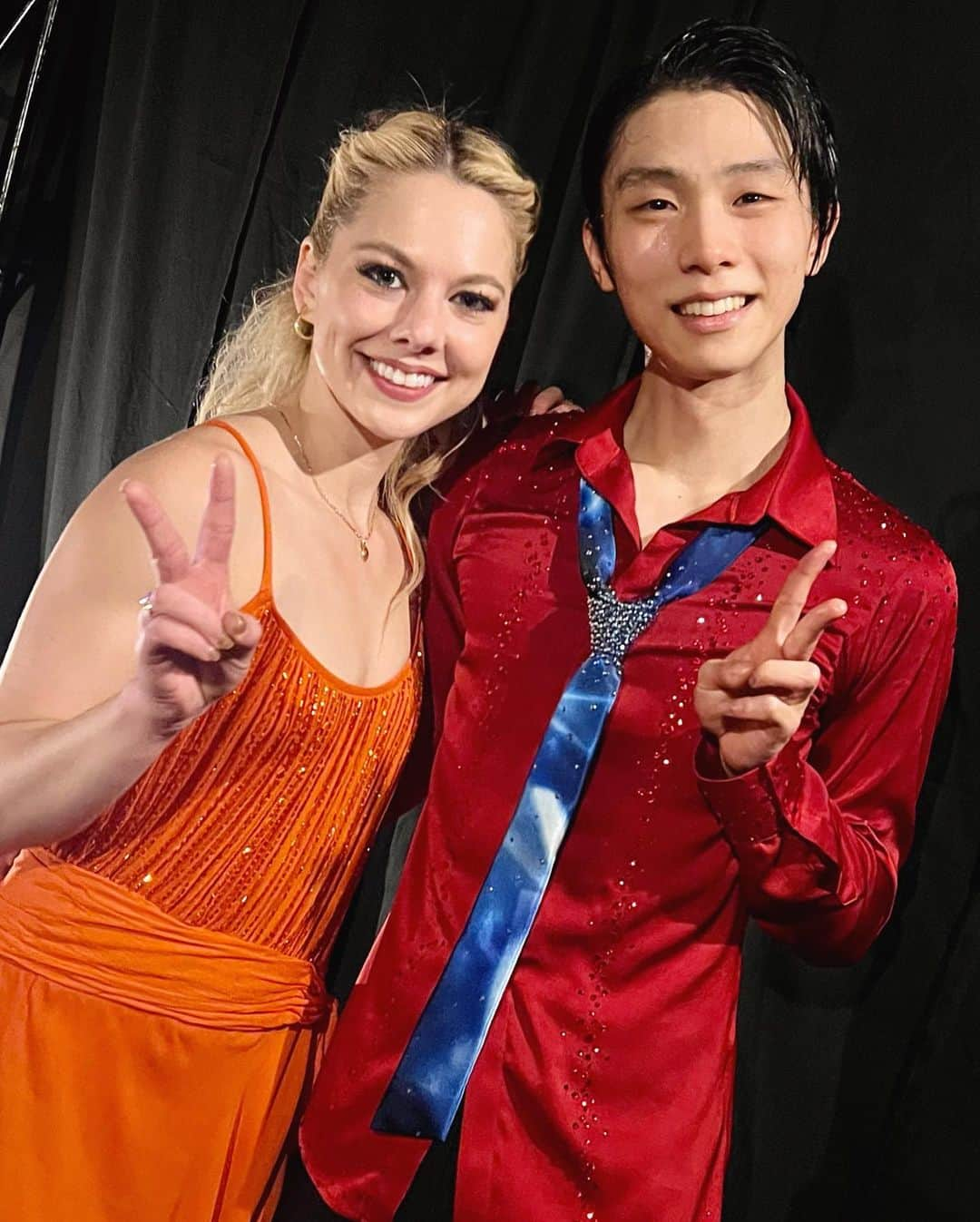 アレクサ・シメカのインスタグラム：「Grabbed some photos today. 📸Obviously, I had to put my photo with the legend first! 🤩  #yuzuruhanyu #soijapan」