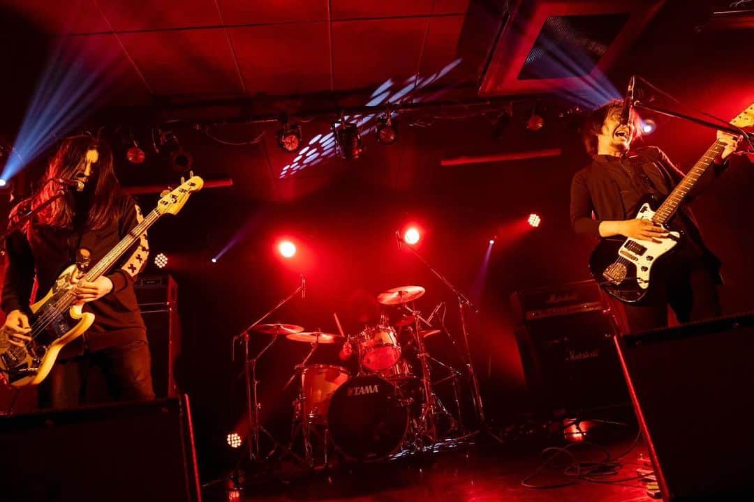 strange world's endのインスタグラム：「strange world's end / 2023.4.7 西永福JAM  photo by#セオサユミ  #strangeworldsend #ストレンジワールズエンド #飯田カヅキ #kazukiiida #平マサト #masatotaira #フルカワリュウイチ #ryuichifurukawa #band #バンド #ミュージシャン #musician #西永福jam #西永福 #live #livephoto #ライブ #ライブ写真 #livehouse #ライヴハウス」