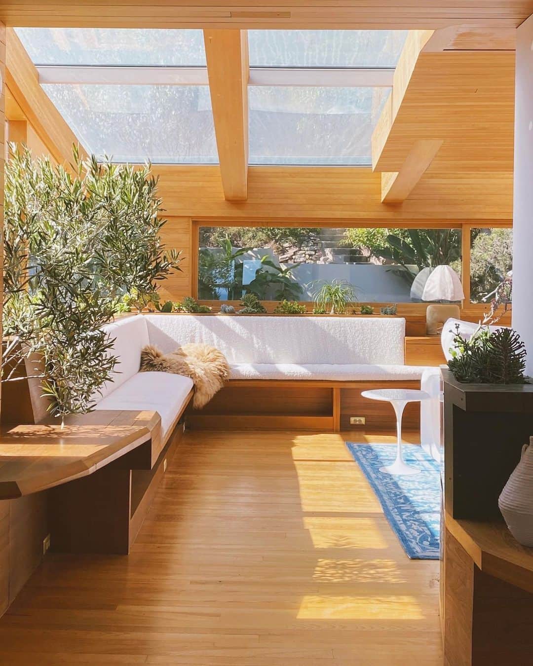My Interiorさんのインスタグラム写真 - (My InteriorInstagram)「Holiday home rental @casadeola  Architectural gem in Malibu designed by Jay Vanos」4月8日 16時22分 - myinterior