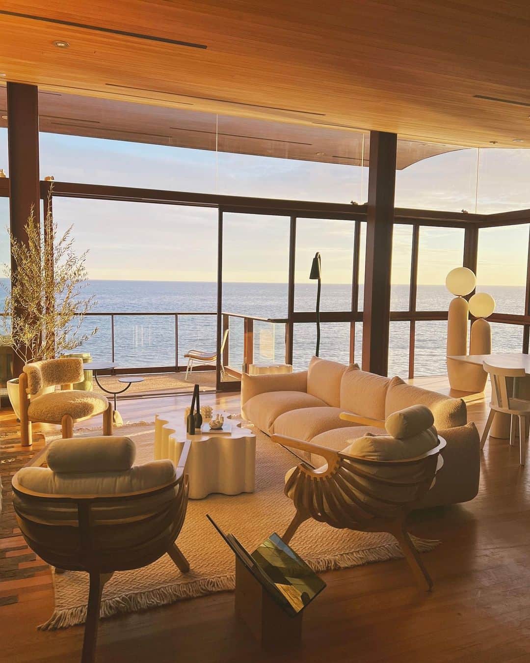 My Interiorのインスタグラム：「Holiday home rental @casadeola  Architectural gem in Malibu designed by Jay Vanos」
